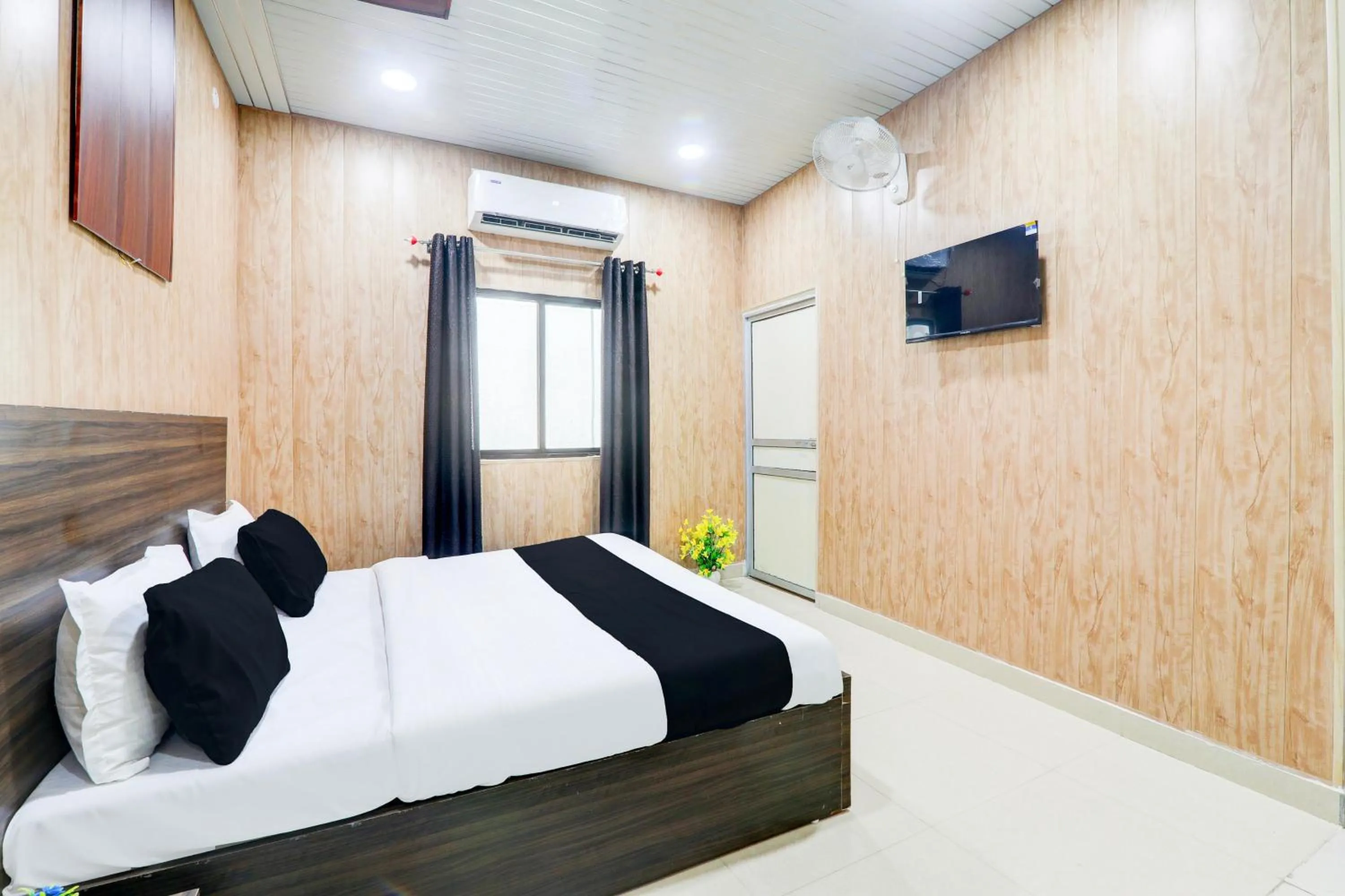 Bedroom, Bed in Super Hotel O SSK Hotel