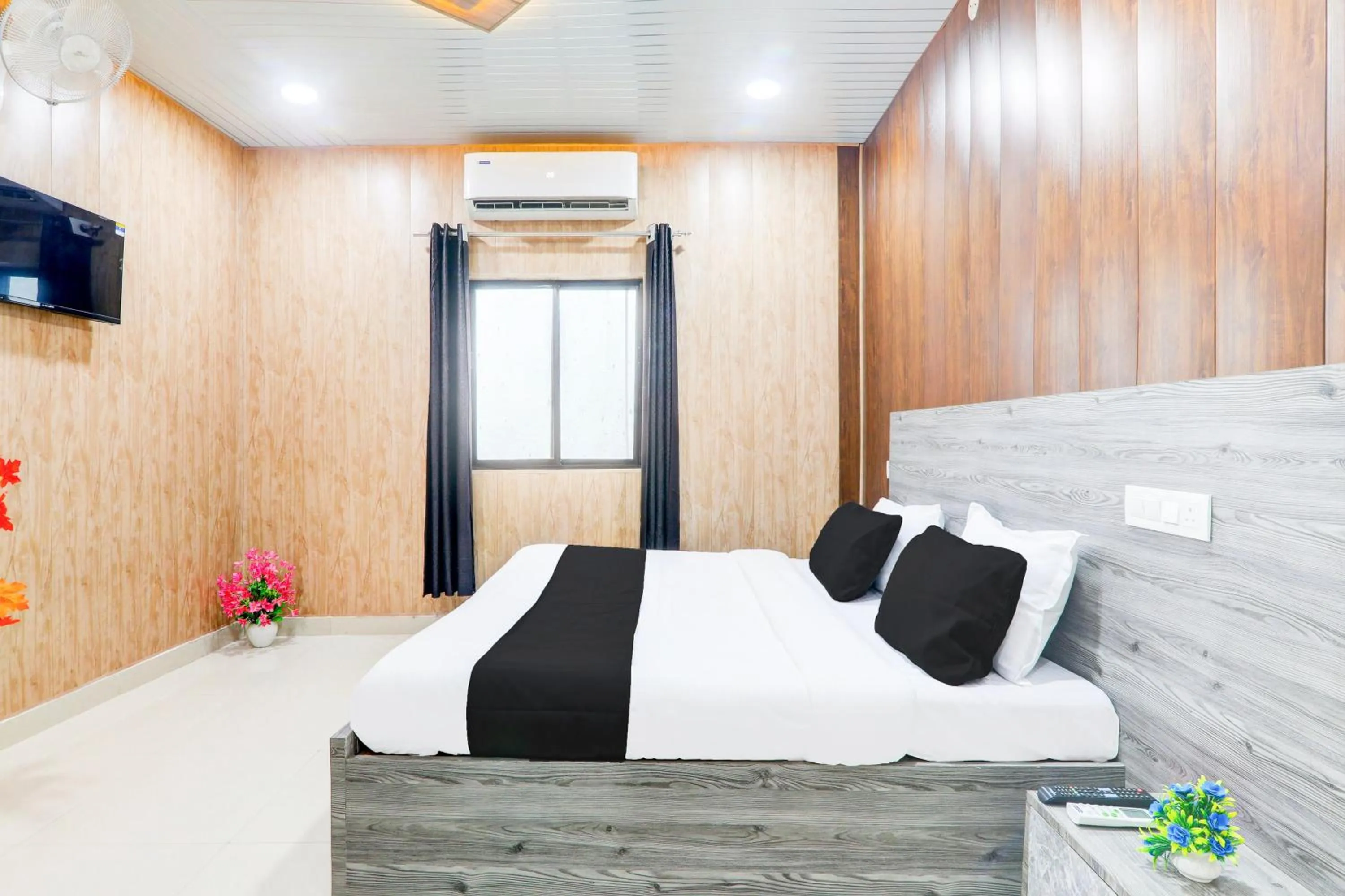 Bedroom, Bed in Super Hotel O SSK Hotel