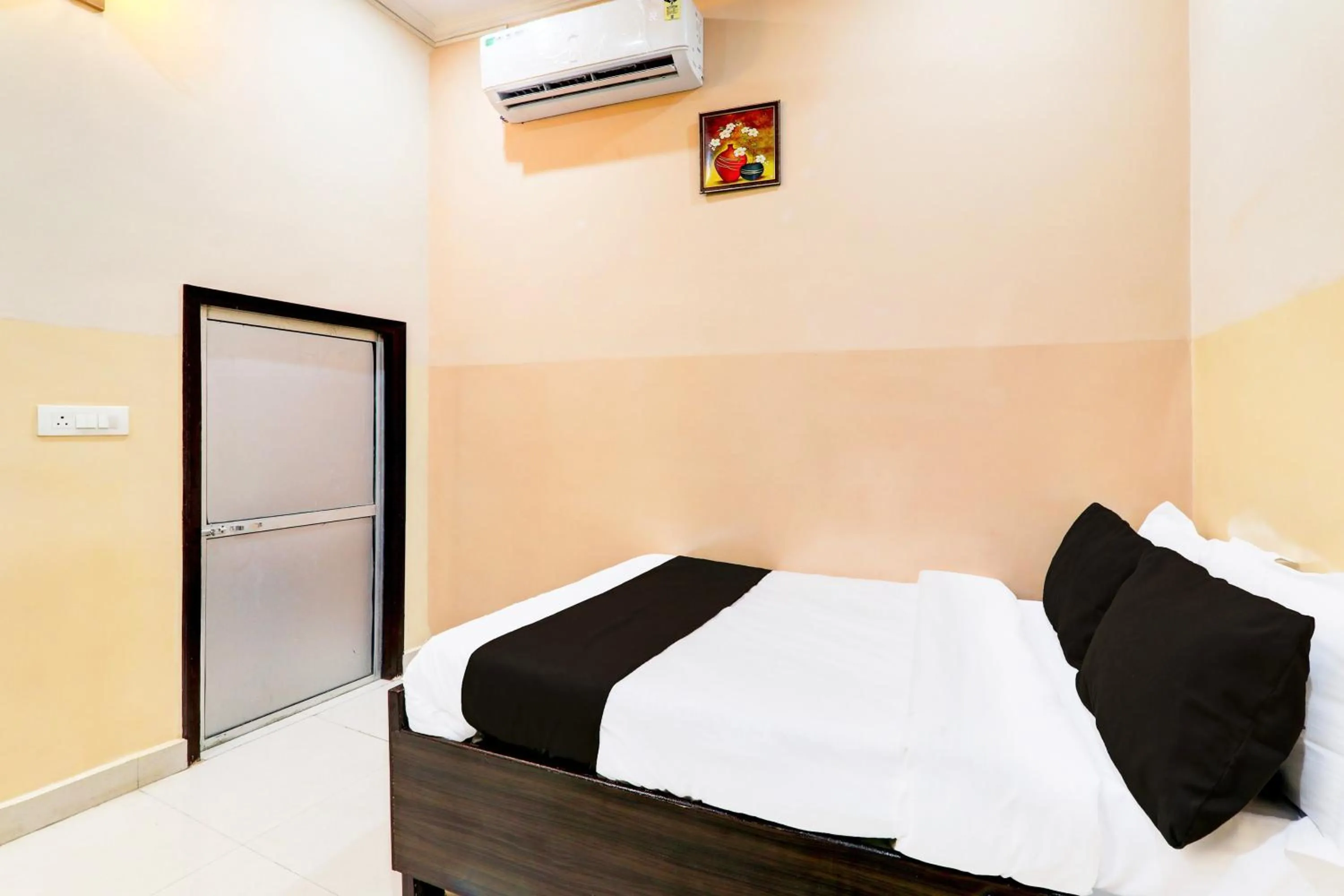 Bedroom, Bed in Super Hotel O SSK Hotel