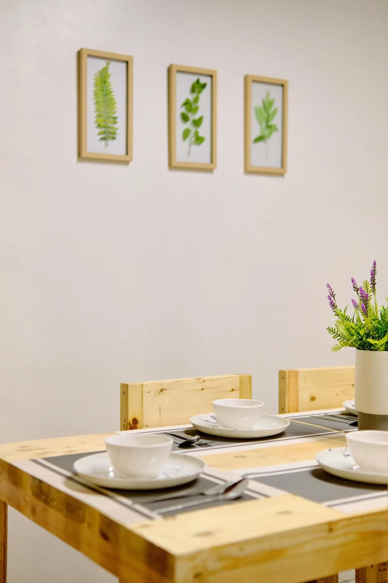 Dining area in Pallet Homes - Ledesco