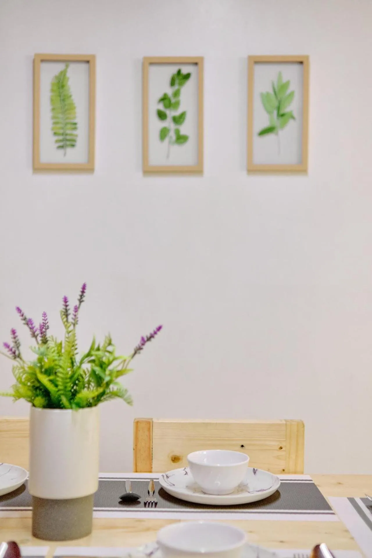 Dining area in Pallet Homes - Ledesco
