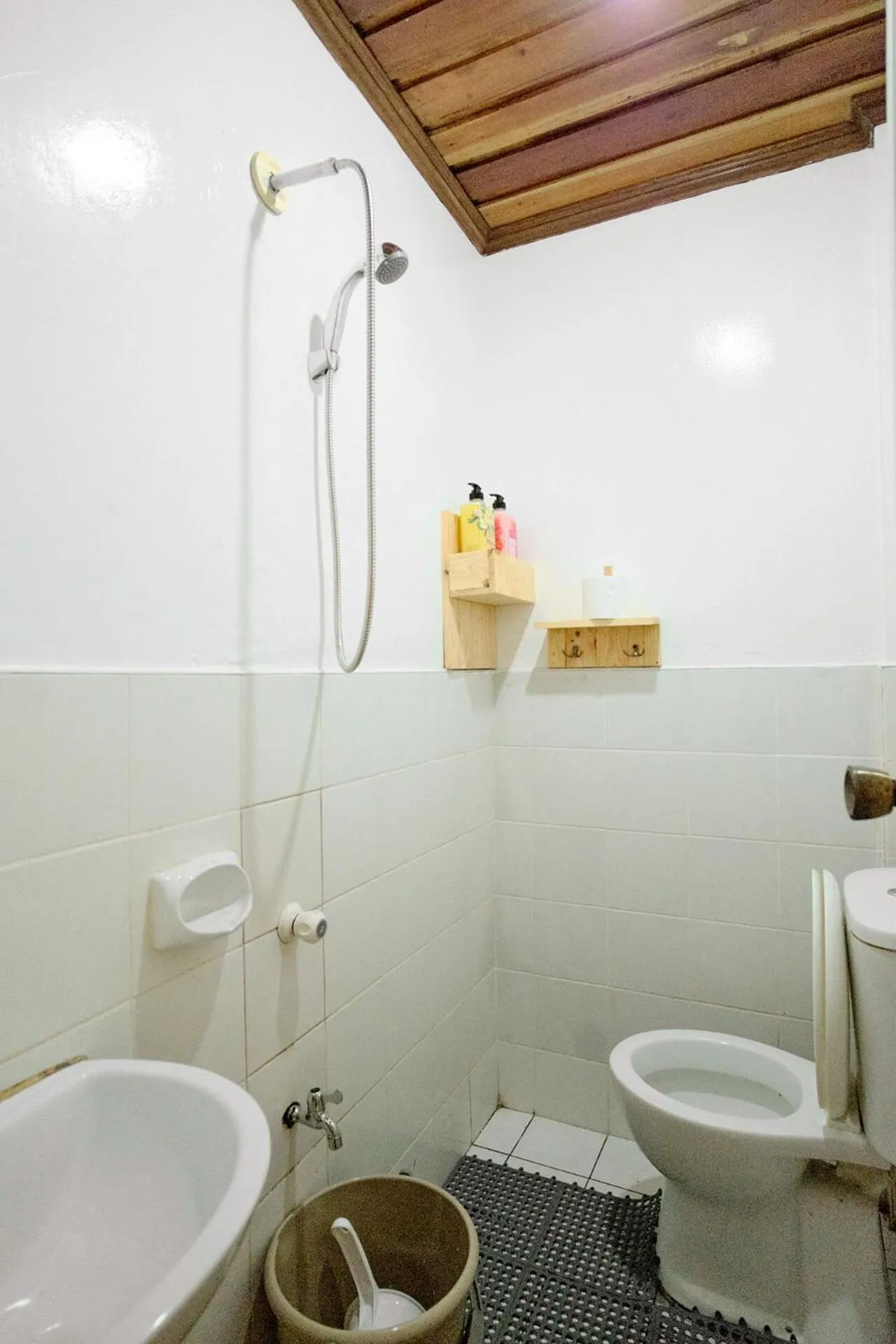 Shower in Pallet Homes - Ledesco