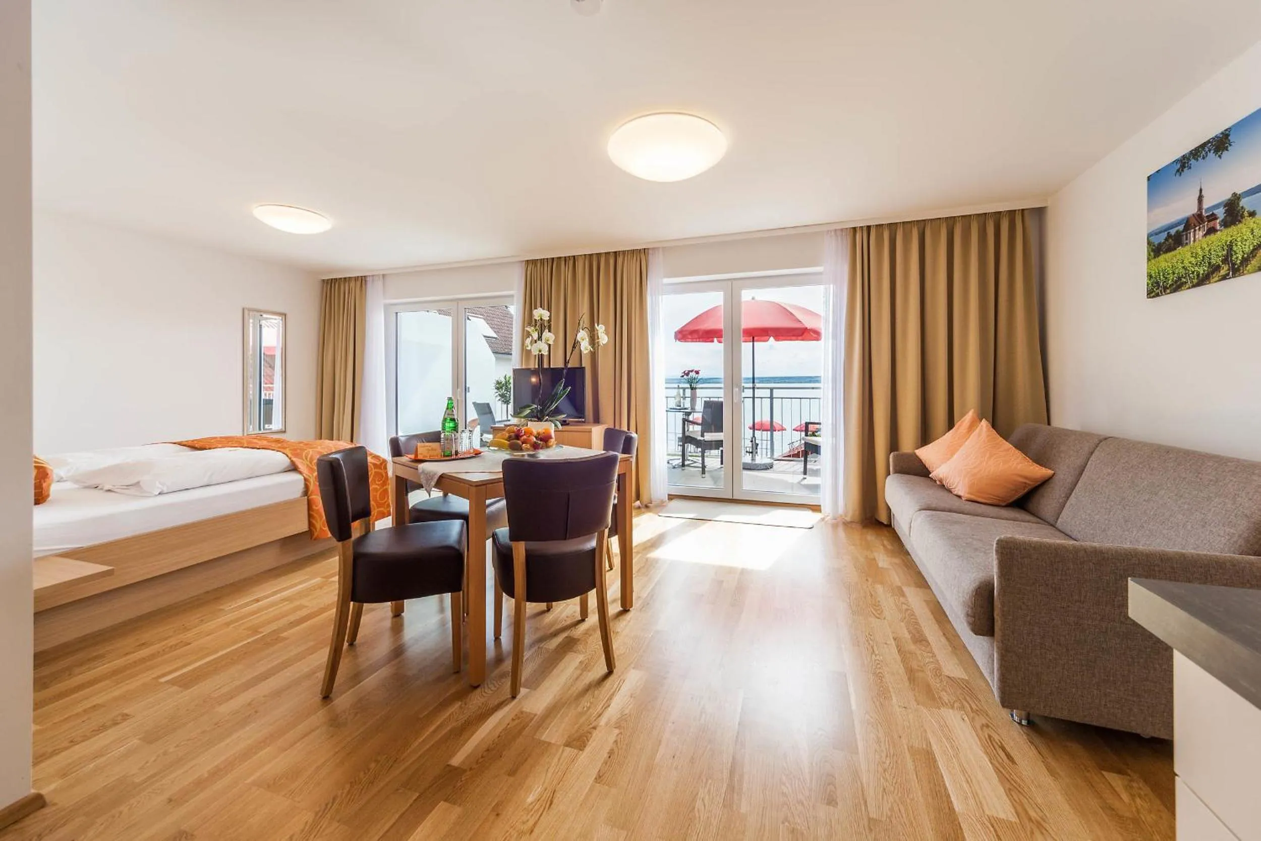 Photo of the whole room, Bed in Seehotel BelRiva