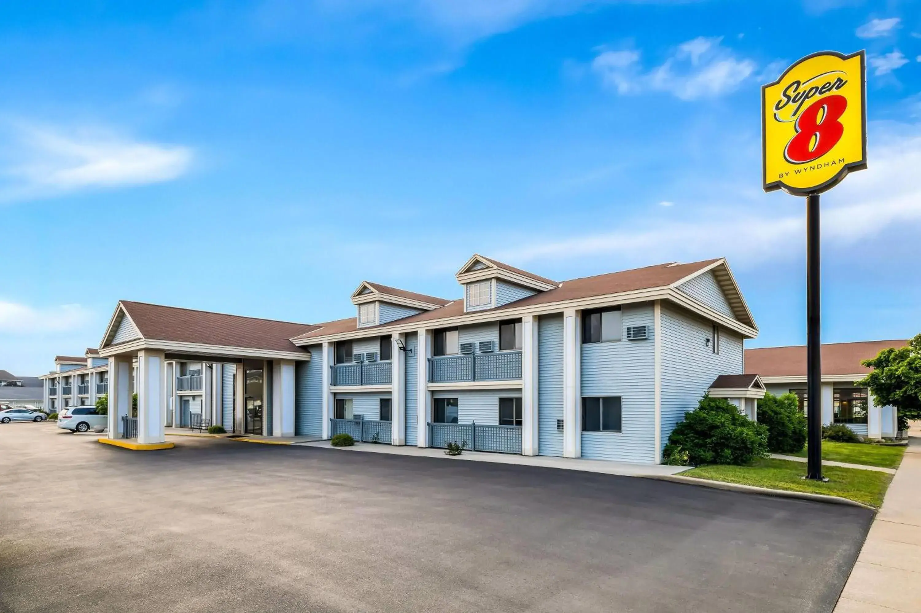 Property building in Super 8 by Wyndham La Crosse Property building in Super 8 by Wyndham La Crosse