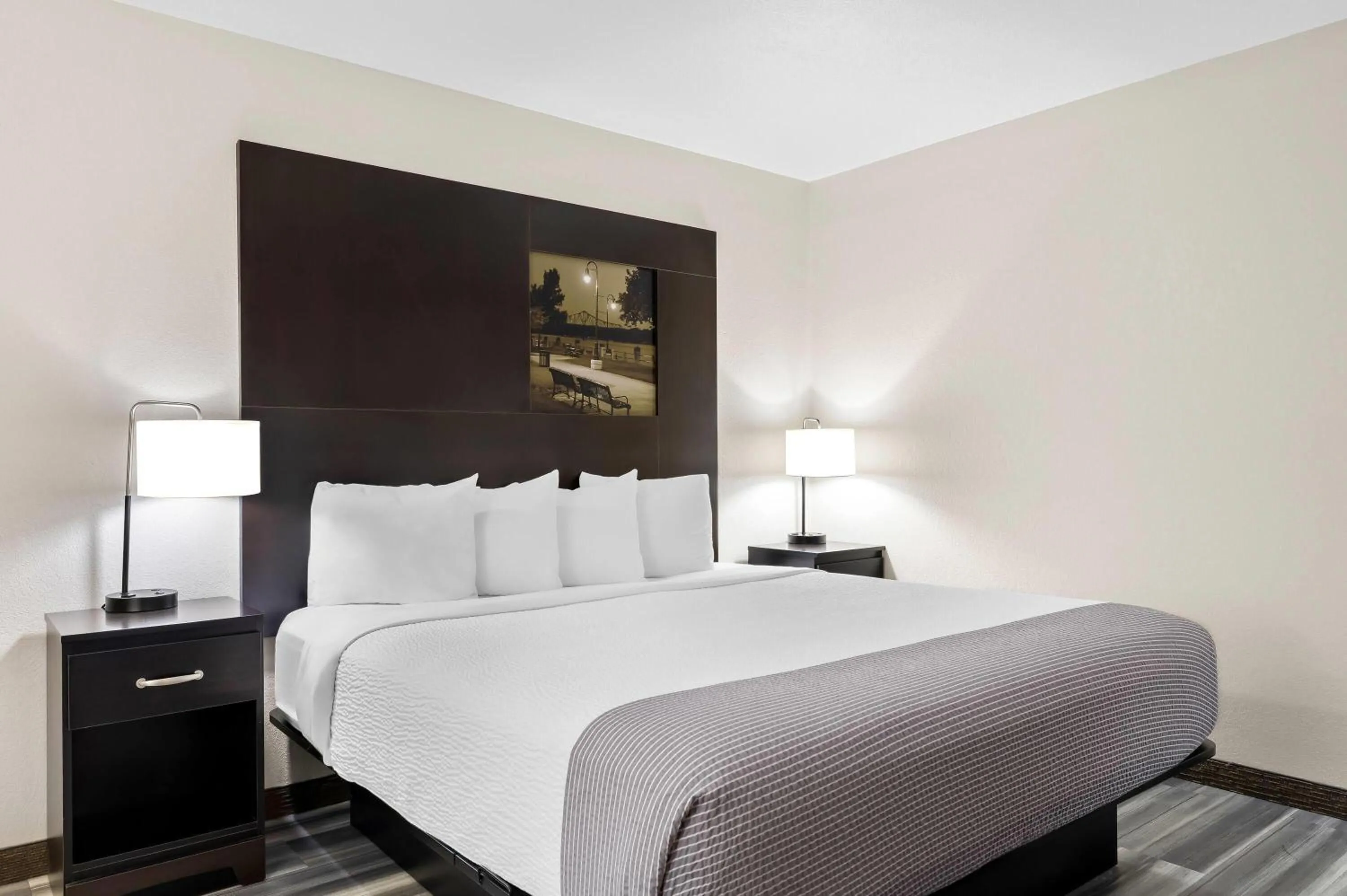 Photo of the whole room, Bed in Super 8 by Wyndham La Crosse