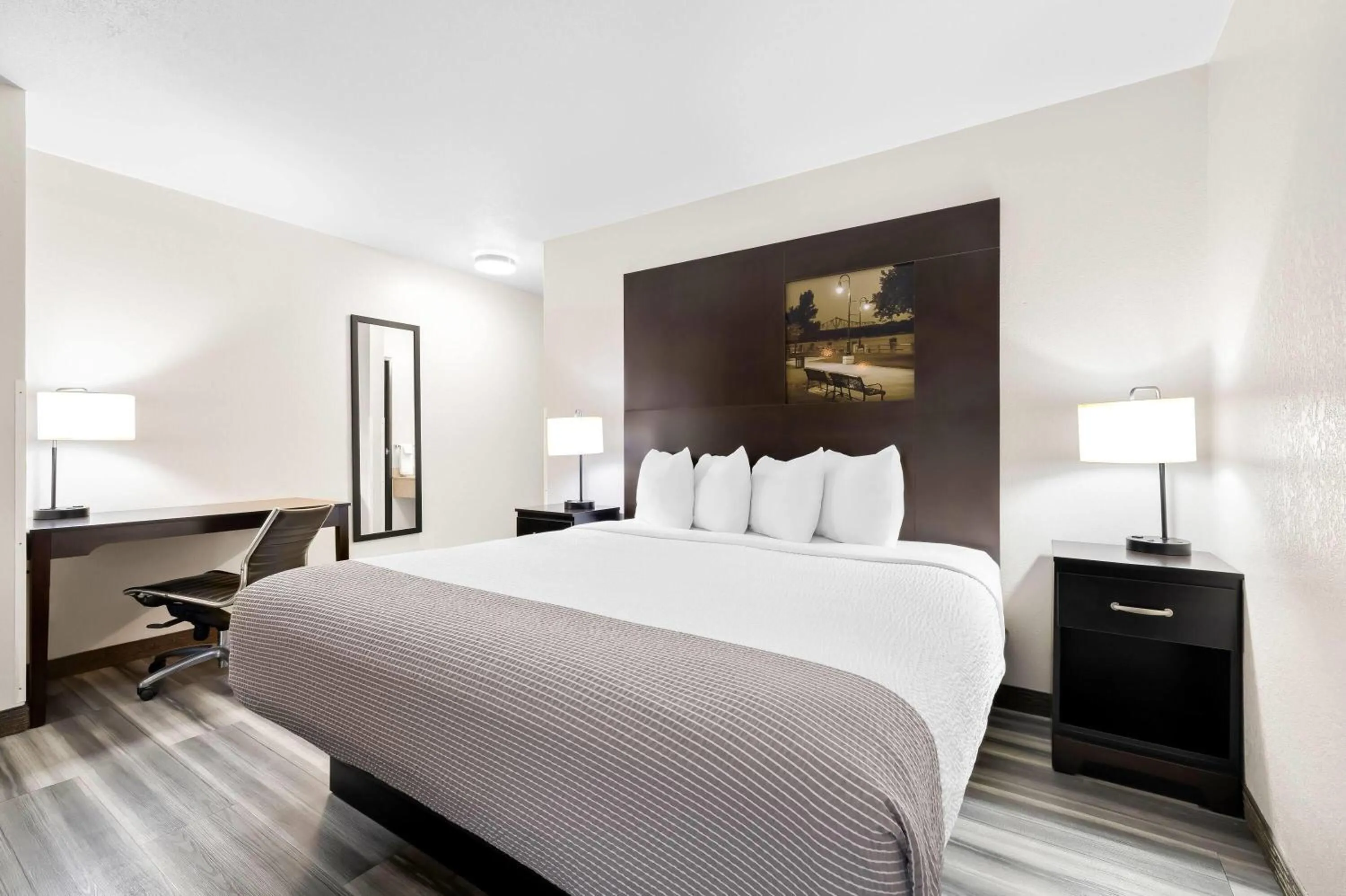 Photo of the whole room, Bed in Super 8 by Wyndham La Crosse