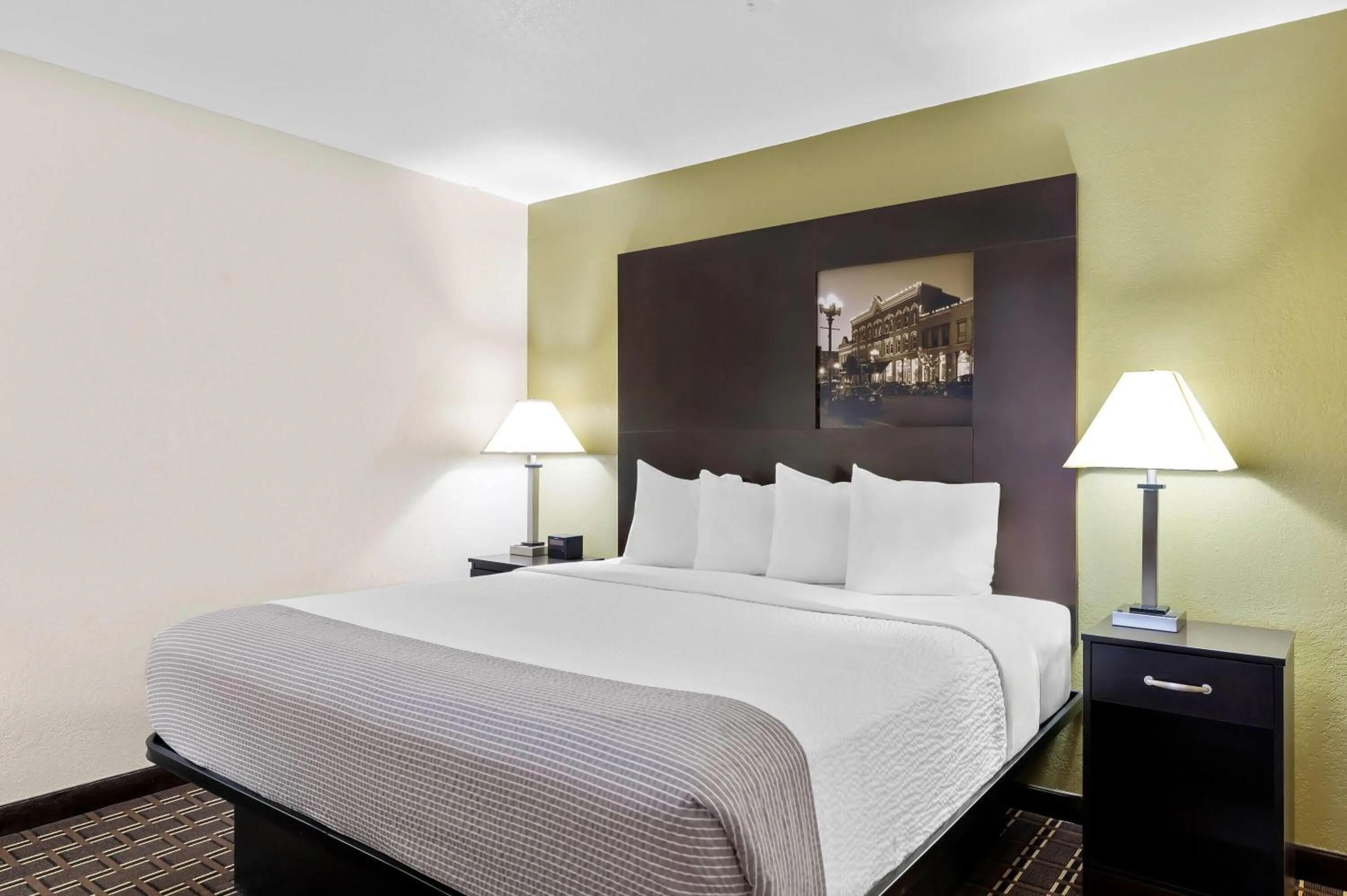 Photo of the whole room, Bed in Super 8 by Wyndham La Crosse