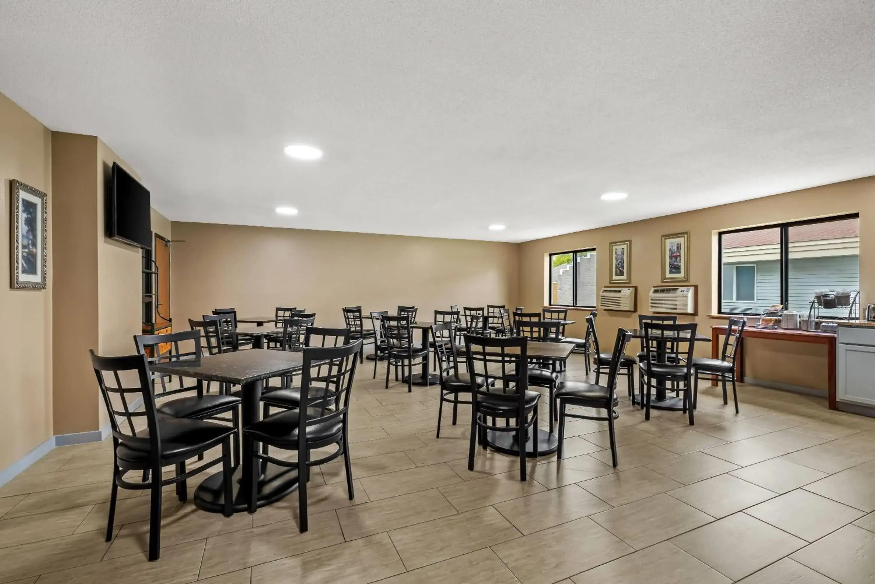 Restaurant/places to eat in Super 8 by Wyndham La Crosse Restaurant/places to eat in Super 8 by Wyndham La Crosse