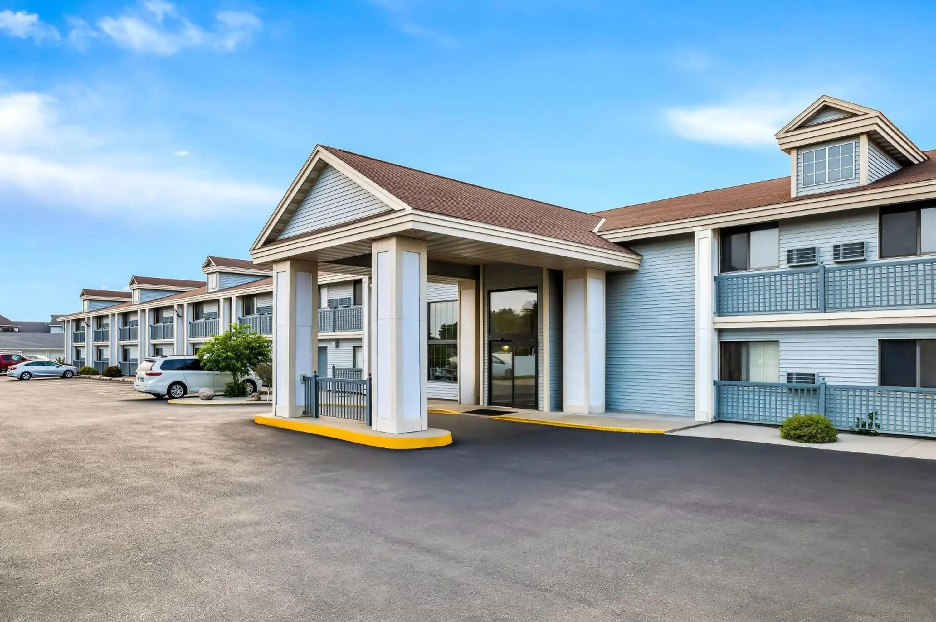 Property building in Super 8 by Wyndham La Crosse Property building in Super 8 by Wyndham La Crosse