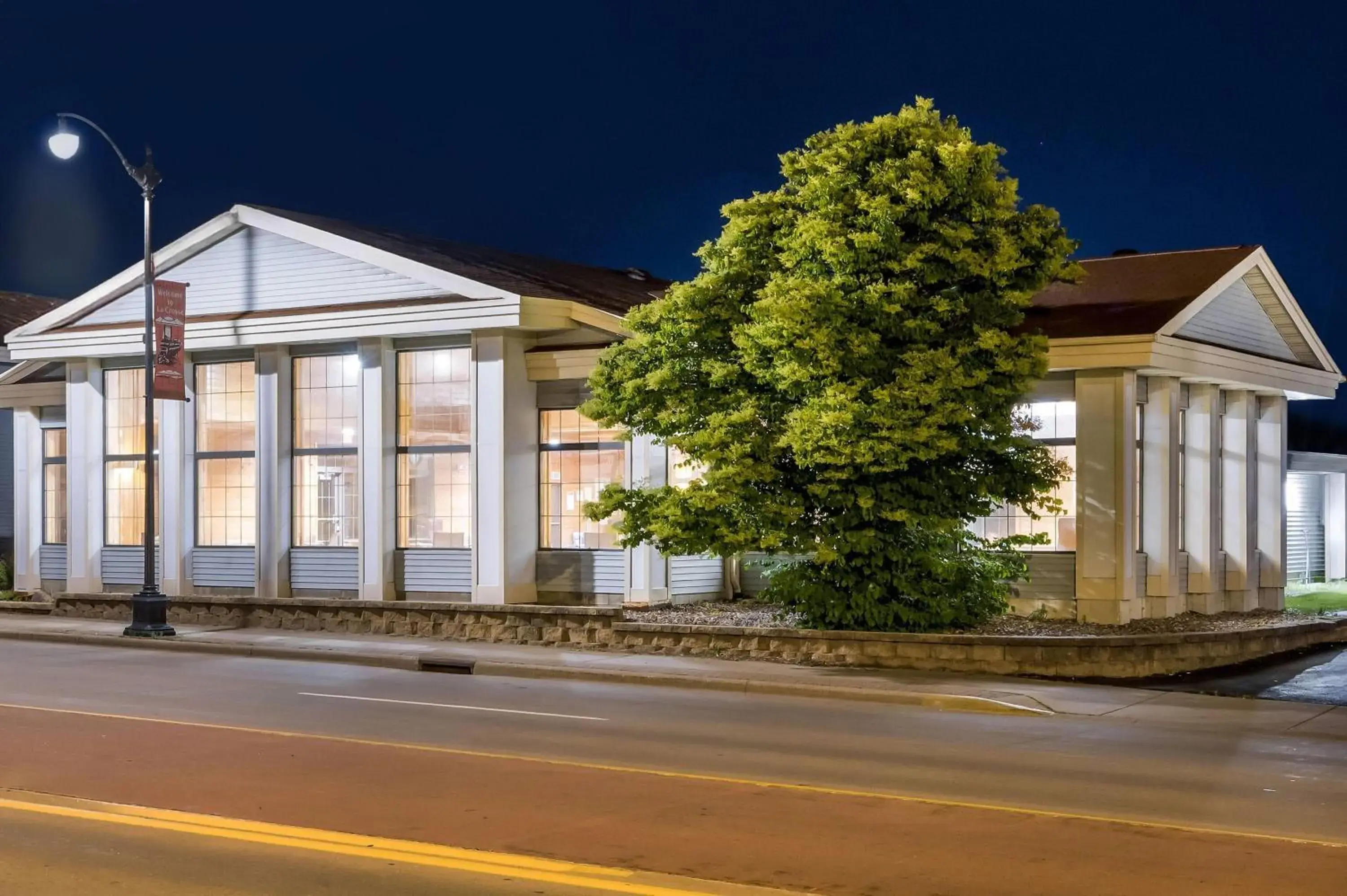 Property building in Super 8 by Wyndham La Crosse Property building in Super 8 by Wyndham La Crosse