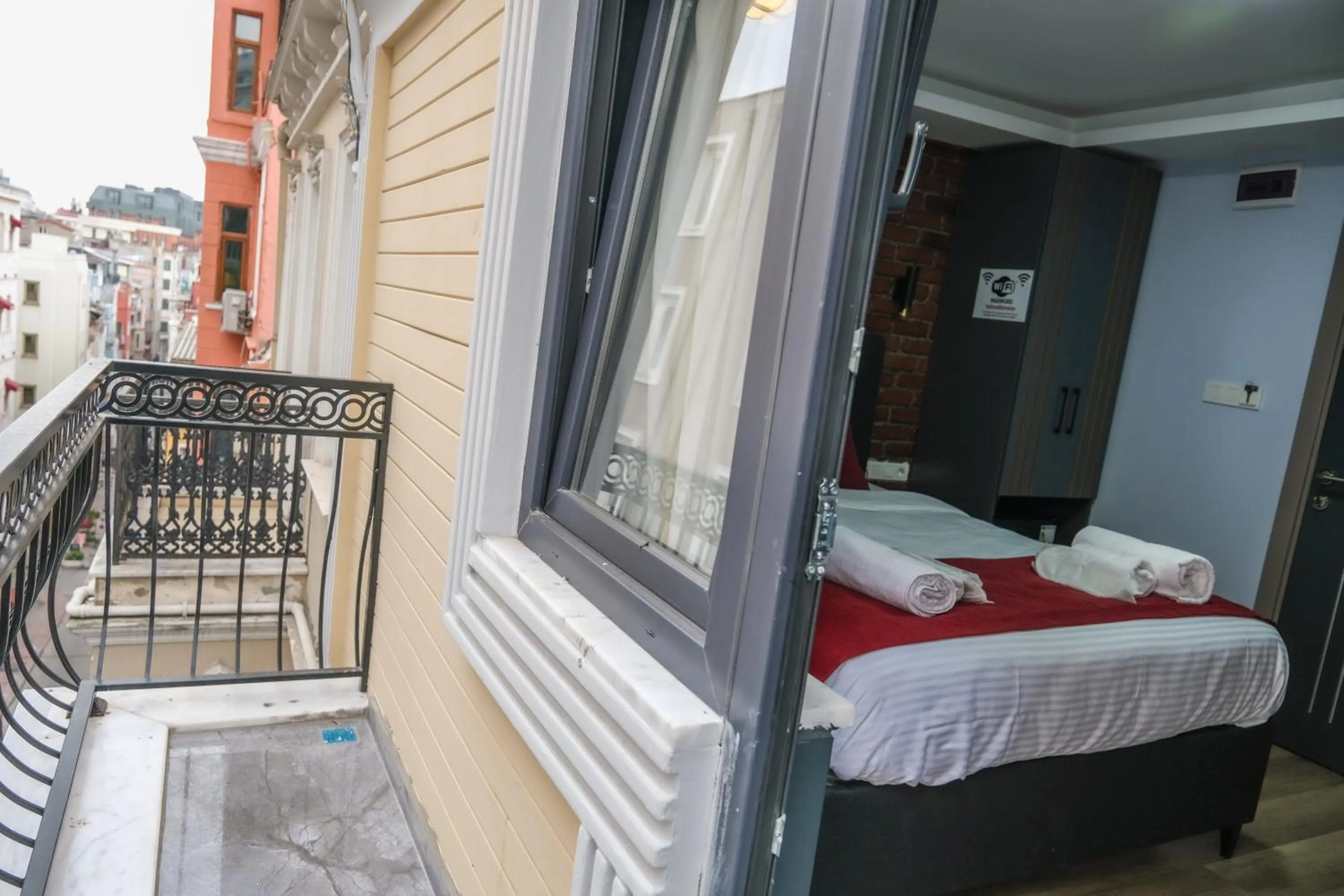 View (from property/room), Bed in Yellow Mansion