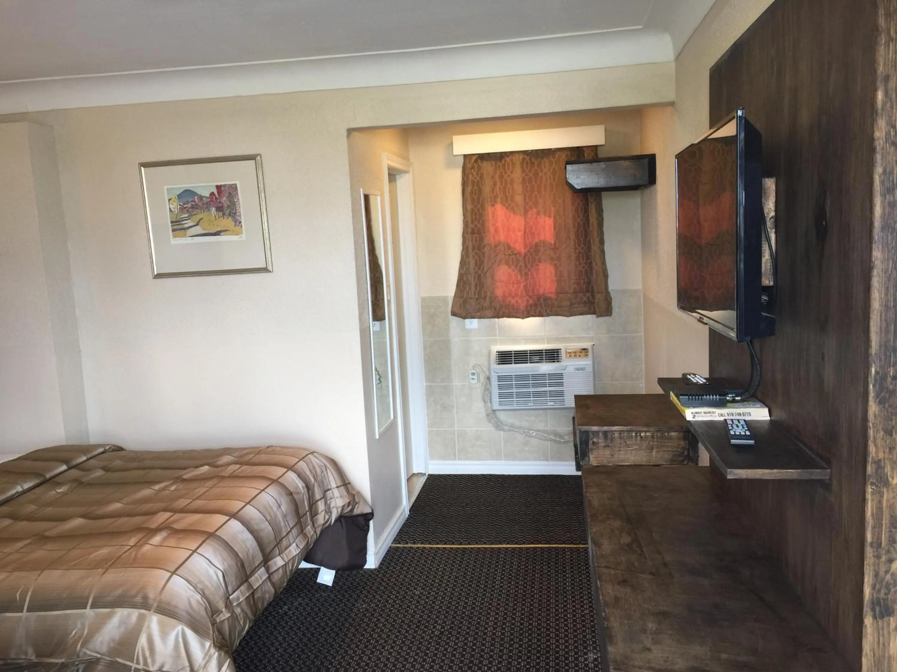 Photo of the whole room, Bed in Mayflower Motel