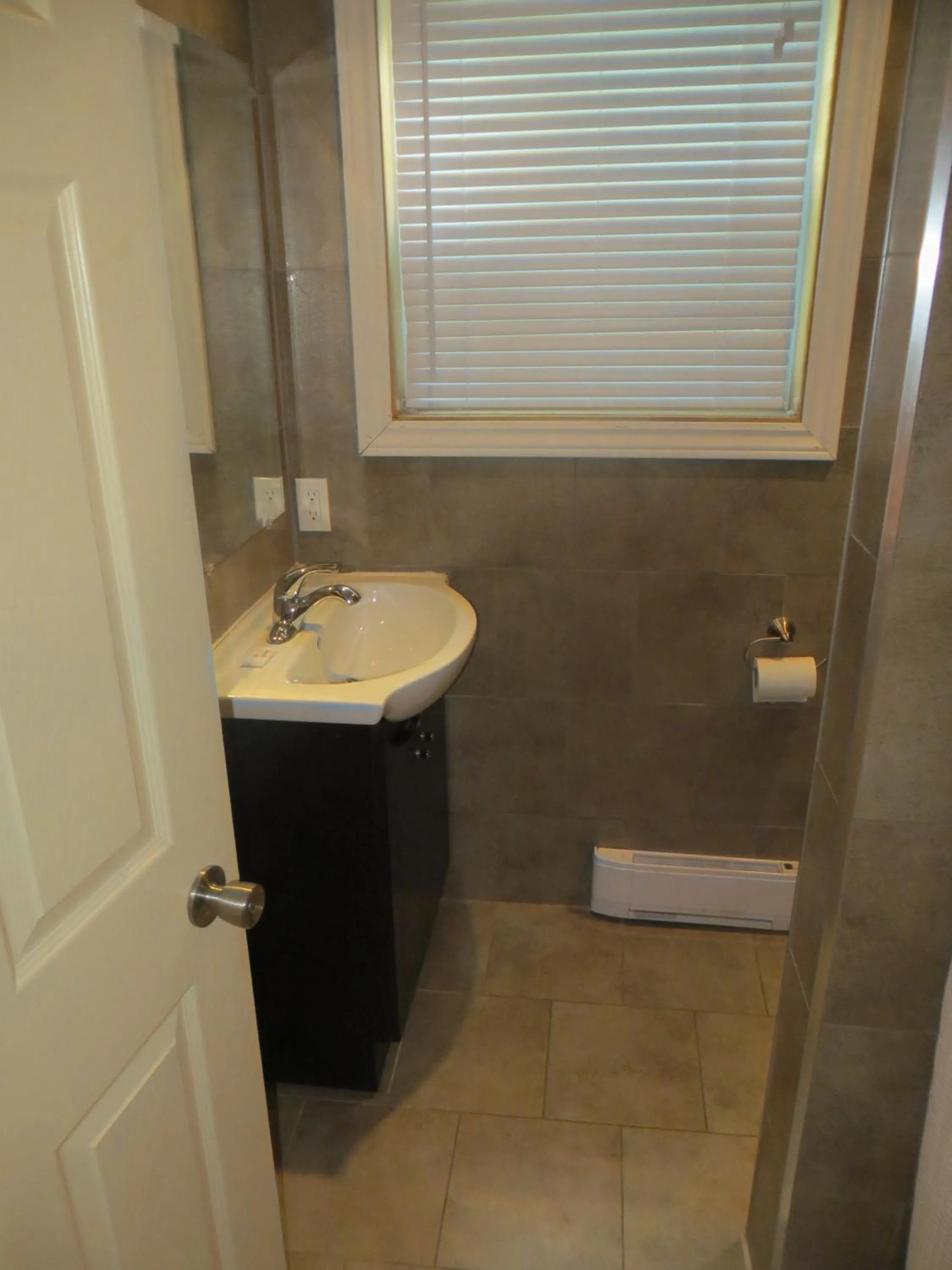 Bathroom in Mayflower Motel