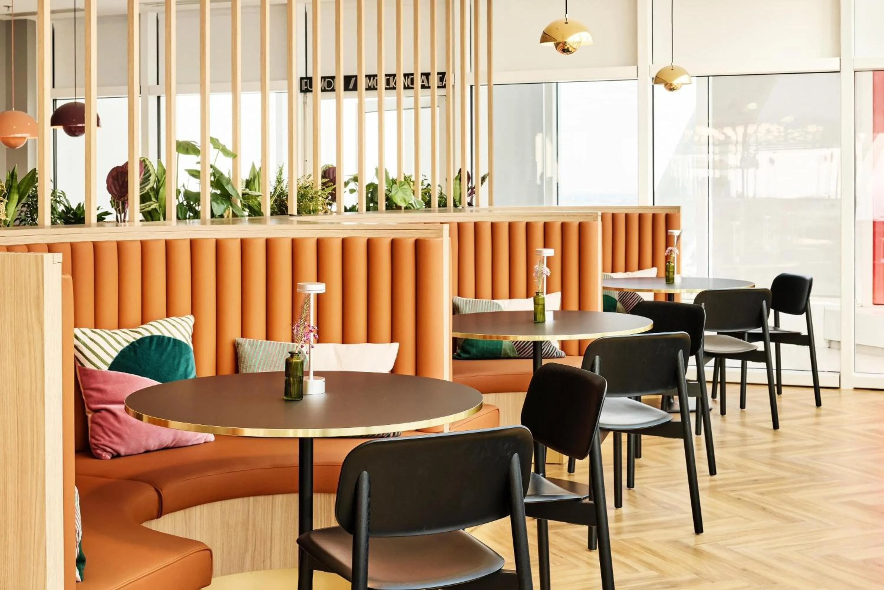 Lounge or bar in H4 Wyndham Paris Pleyel