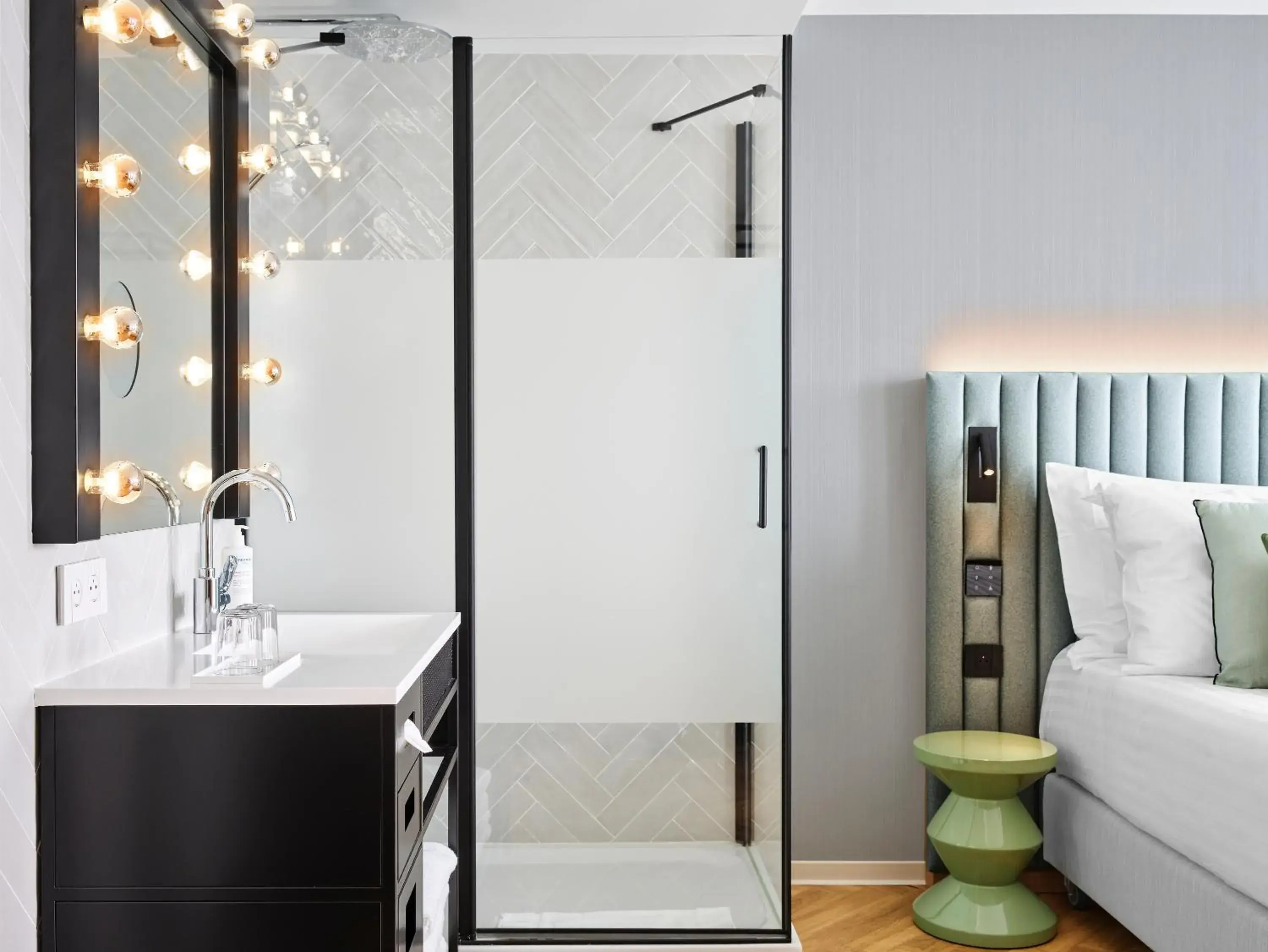 Shower, Bed in H4 Hotel Wyndham Paris Pleyel Resort Shower, Bed in H4 Hotel Wyndham Paris Pleyel Resort