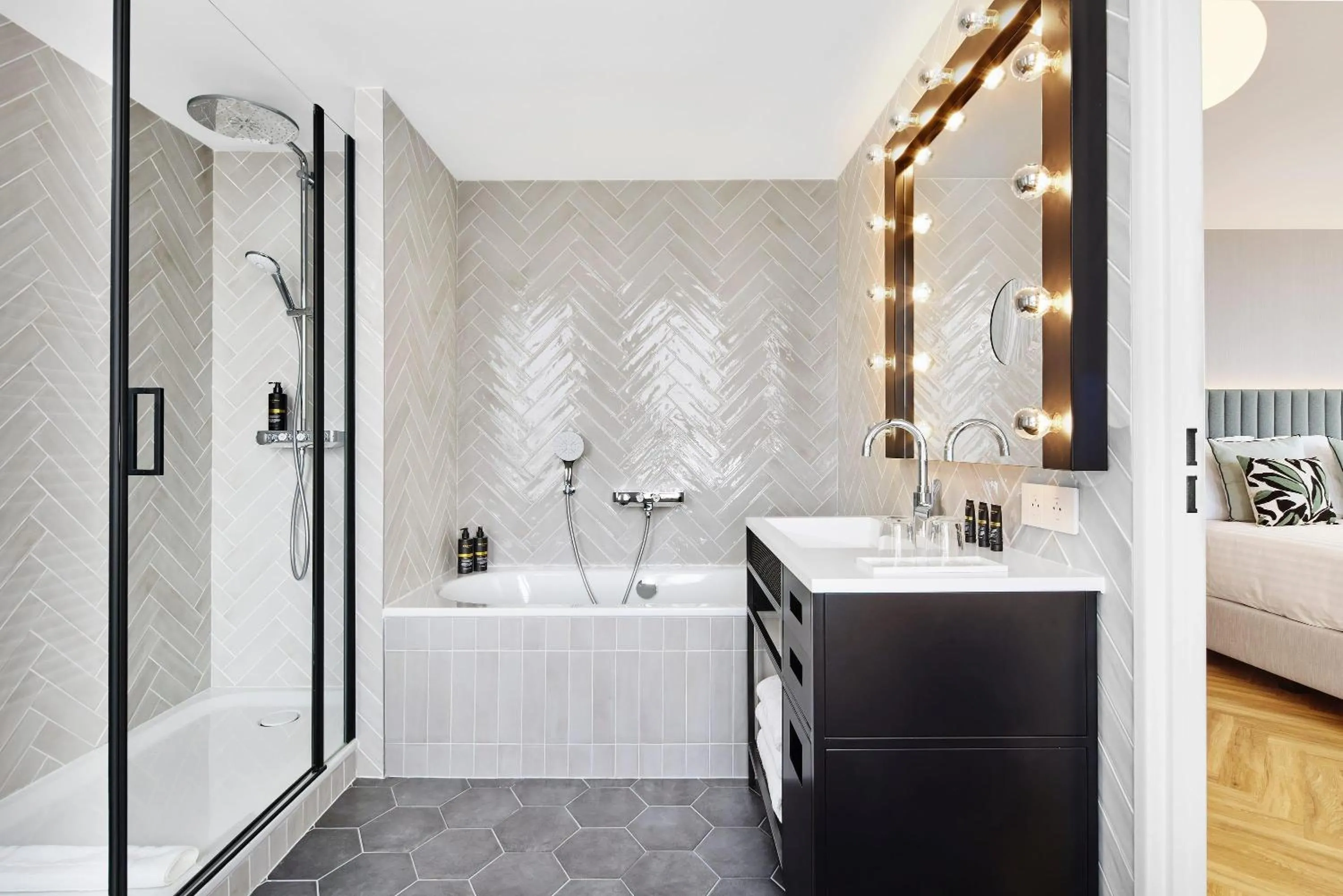 Bathroom, Bed in H4 Wyndham Paris Pleyel