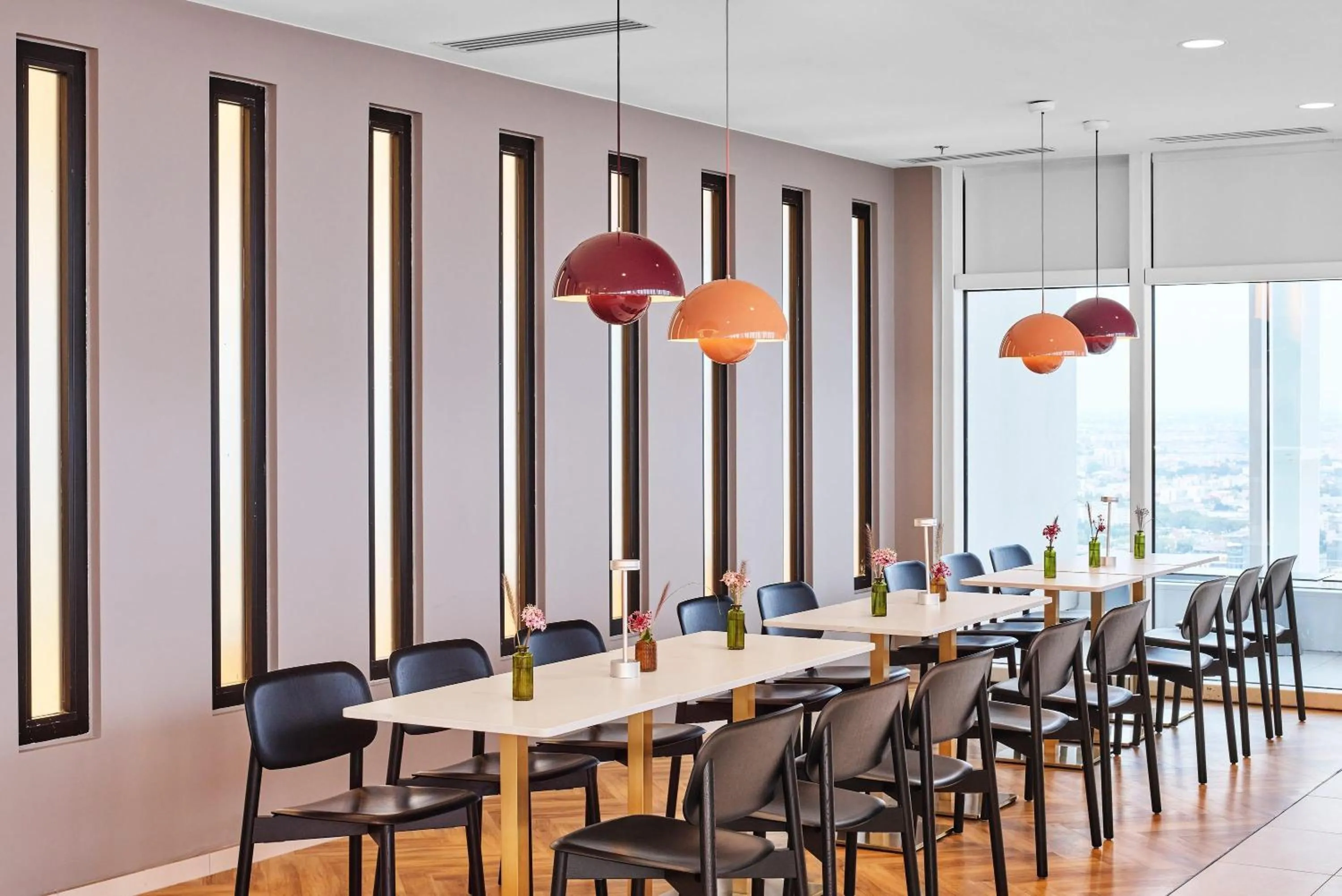 Lounge or bar in H4 Wyndham Paris Pleyel