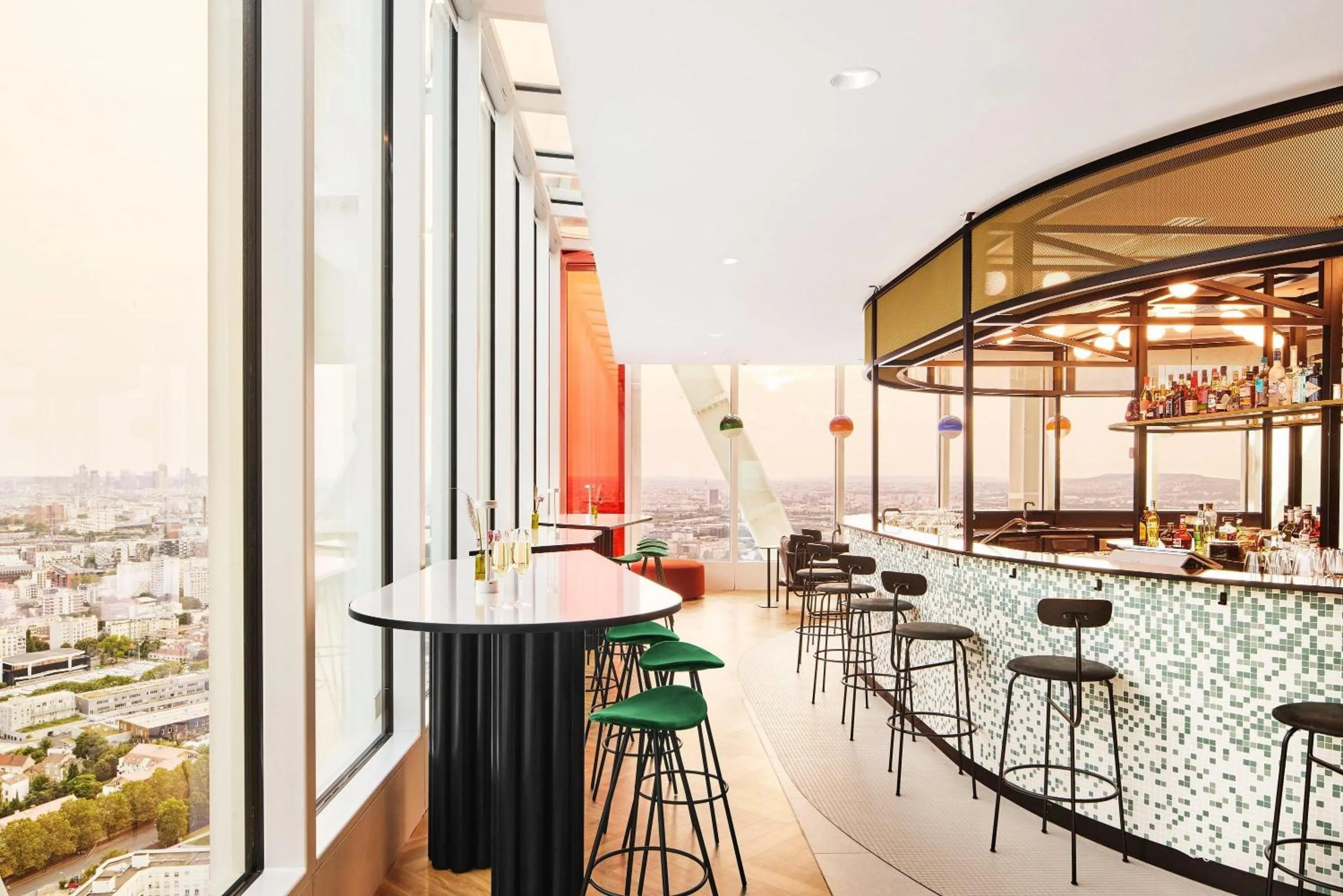 Lounge or bar in H4 Wyndham Paris Pleyel