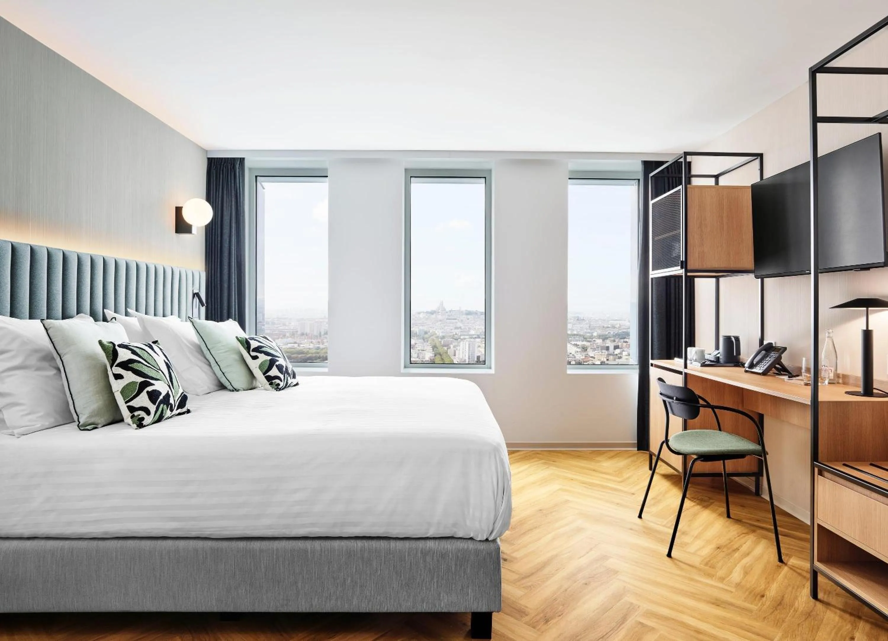 Photo of the whole room, Bed in H4 Wyndham Paris Pleyel