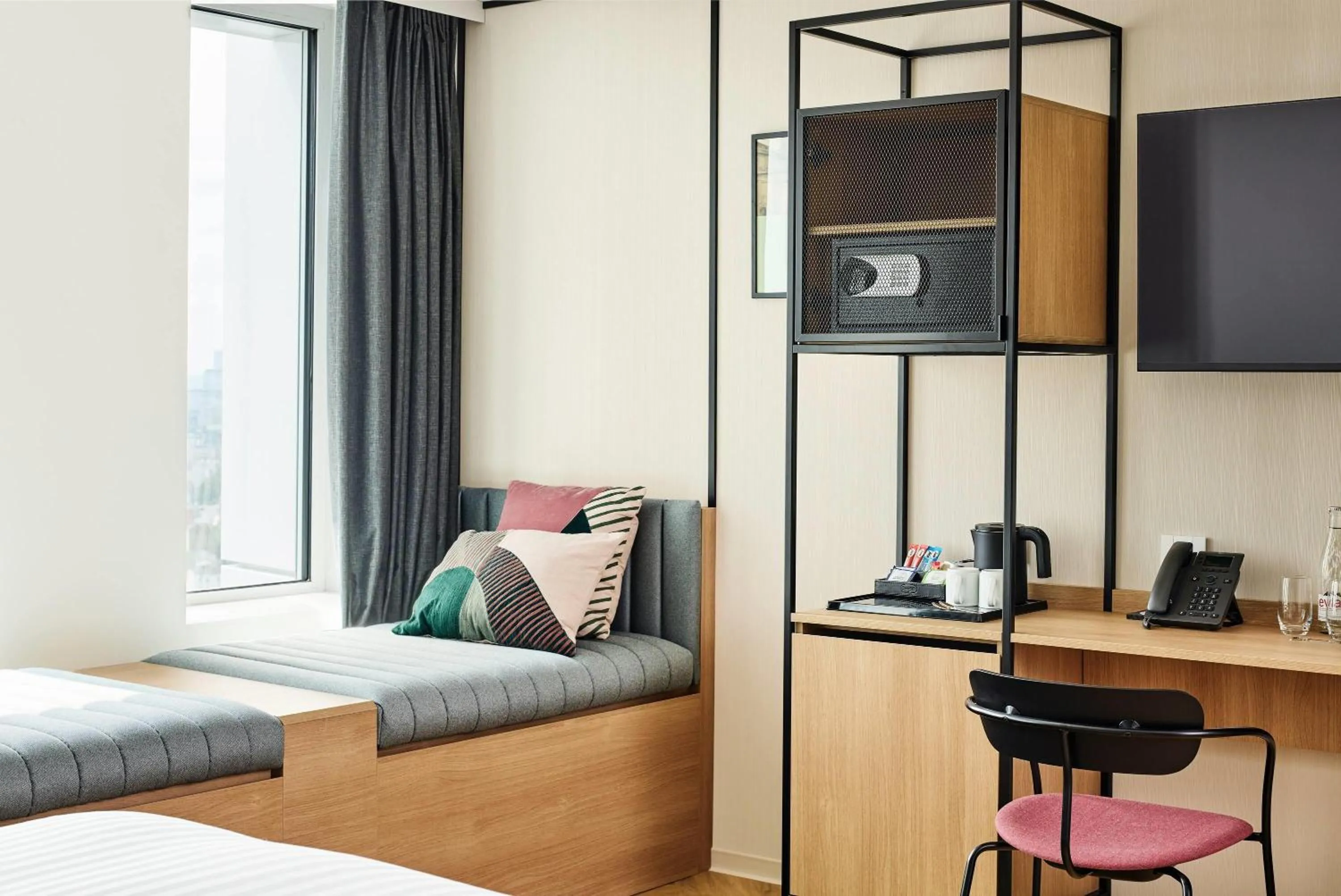 Photo of the whole room, Bed in H4 Wyndham Paris Pleyel