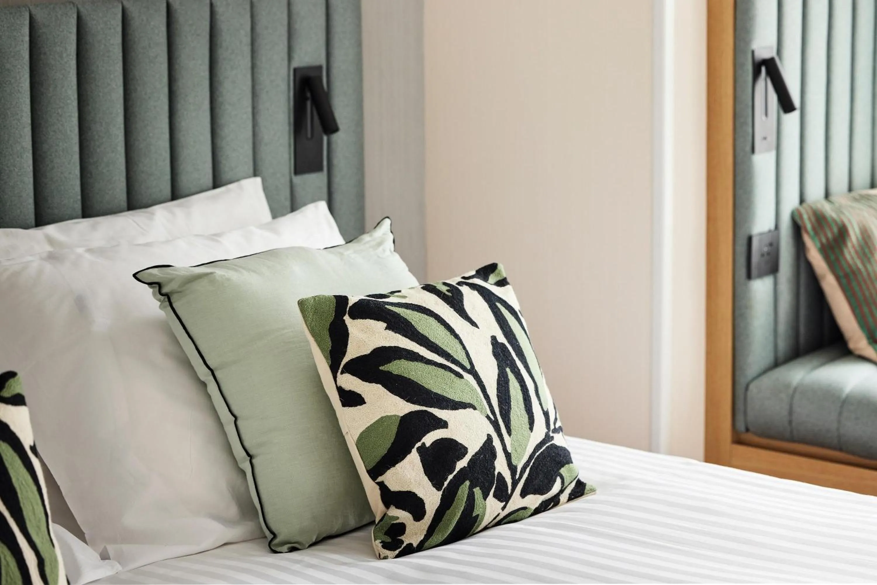 Photo of the whole room, Bed in H4 Wyndham Paris Pleyel