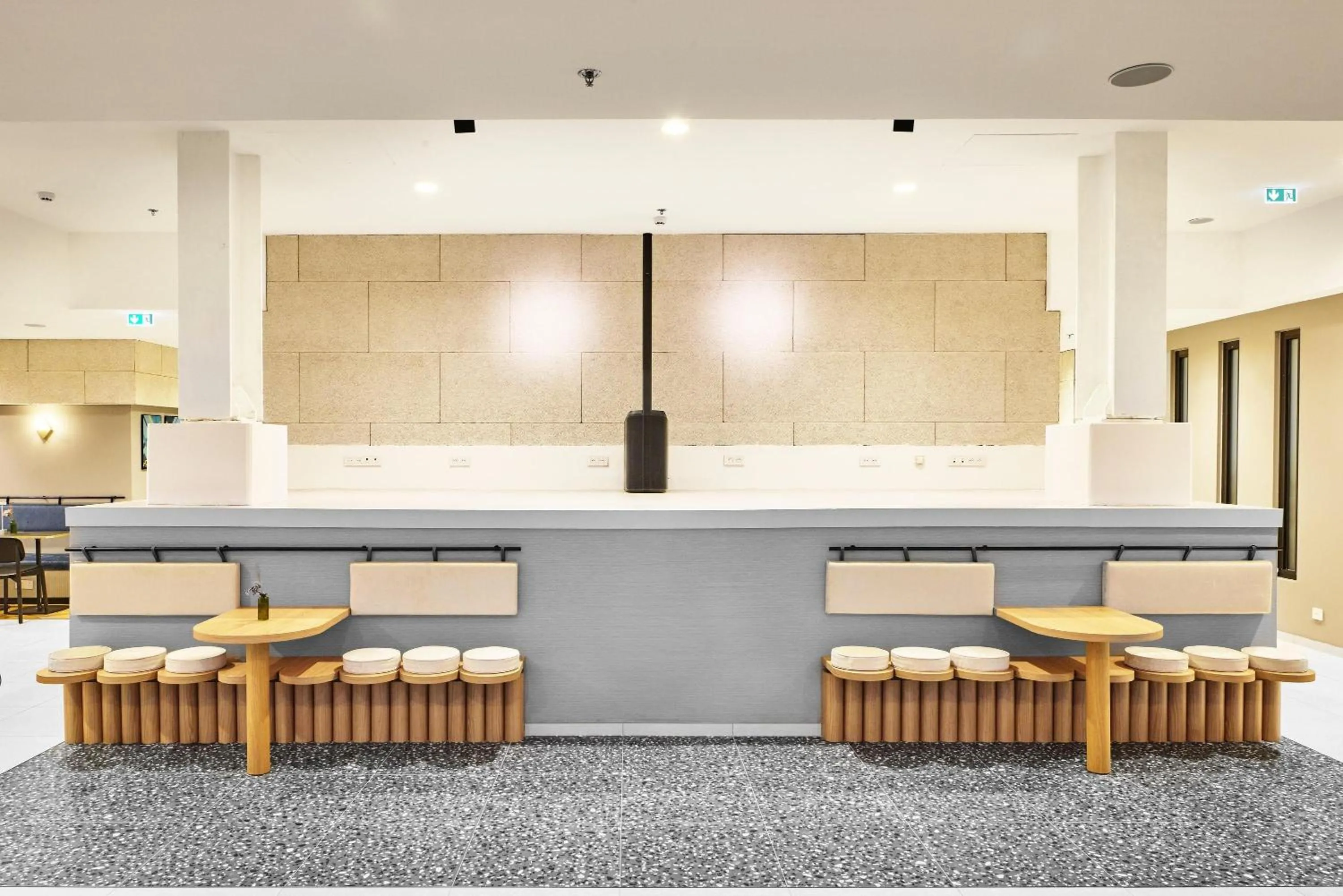 Lounge or bar in H4 Wyndham Paris Pleyel