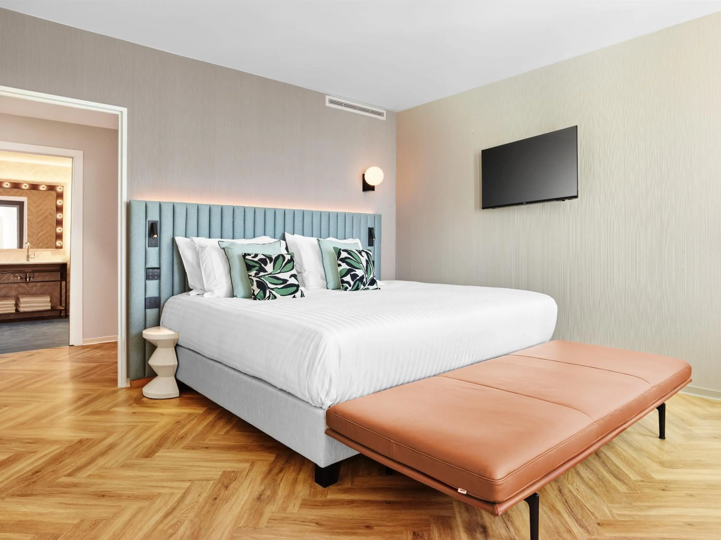 Bedroom, Bed in H4 Wyndham Paris Pleyel
