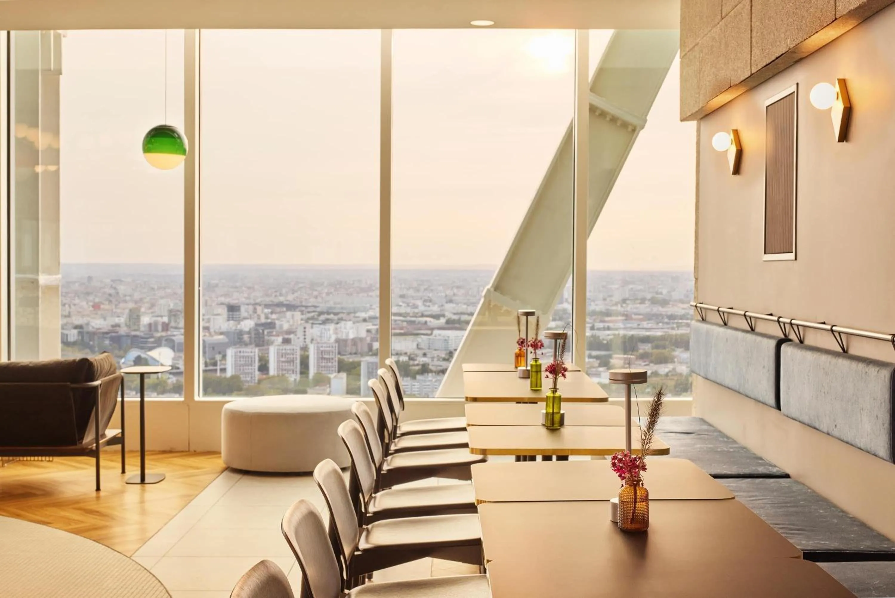 Lounge or bar in H4 Wyndham Paris Pleyel
