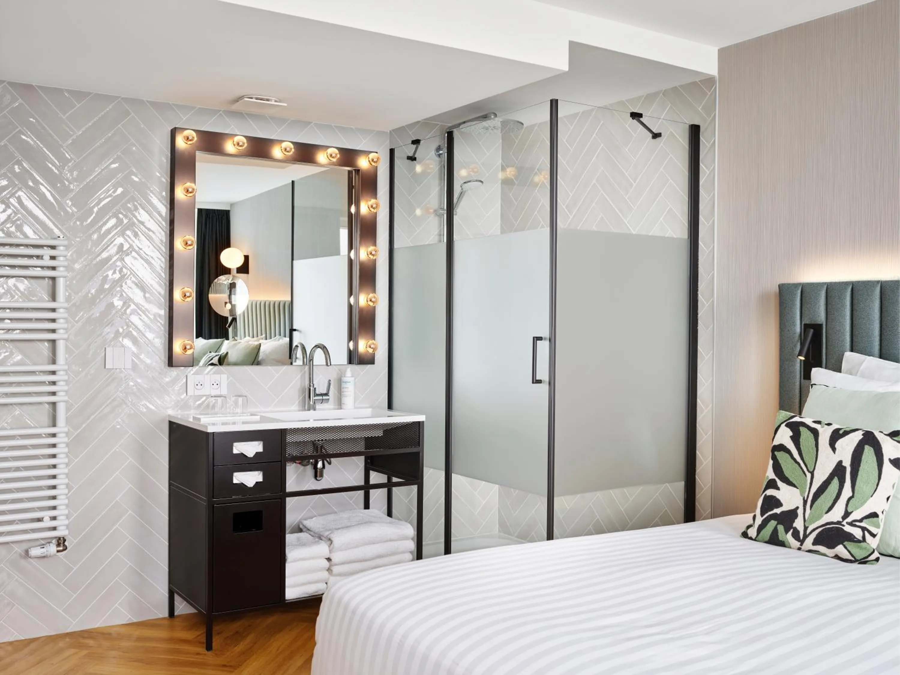 Bathroom, Bed in H4 Hotel Wyndham Paris Pleyel Resort