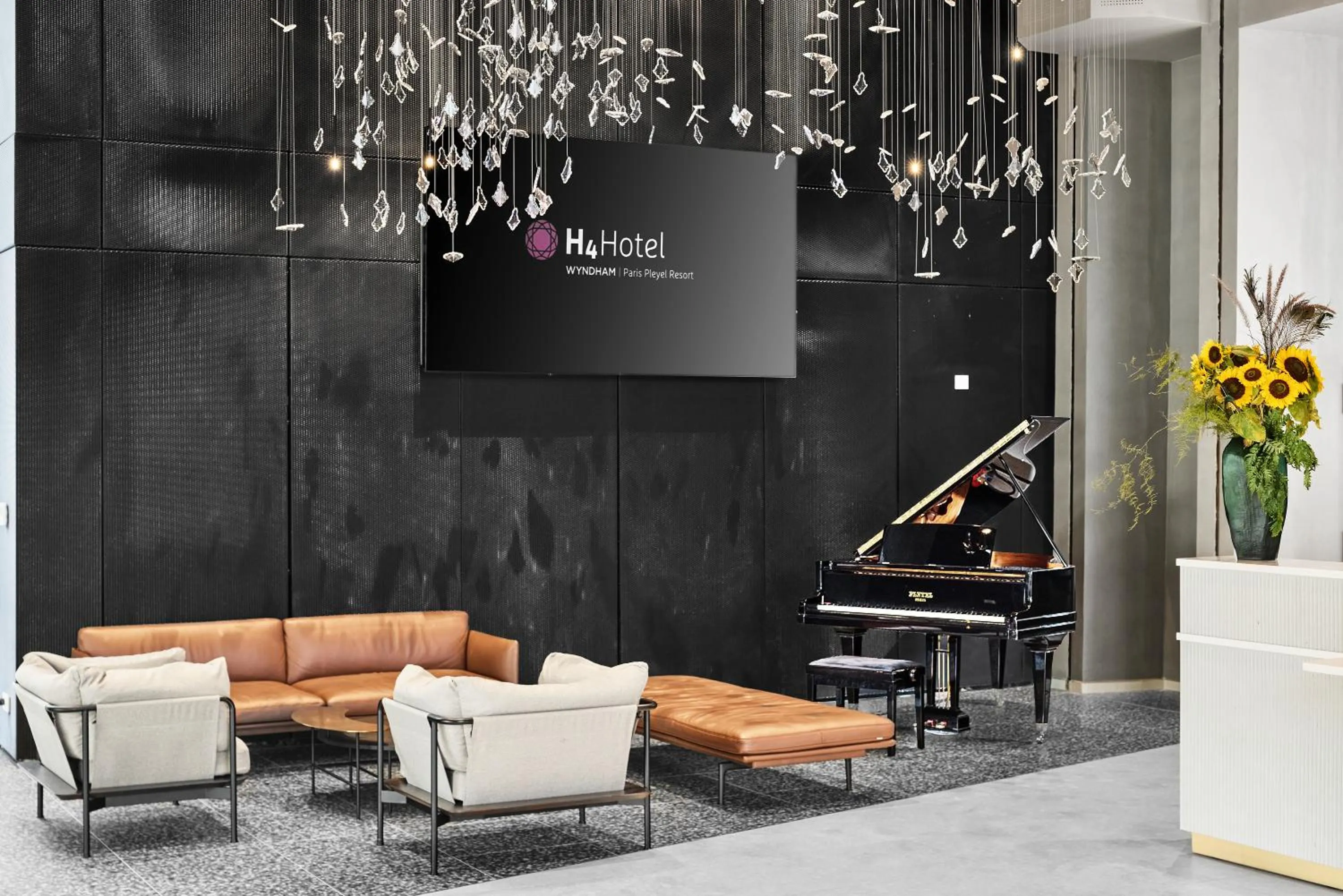 Lobby or reception in H4 Hotel Wyndham Paris Pleyel Resort