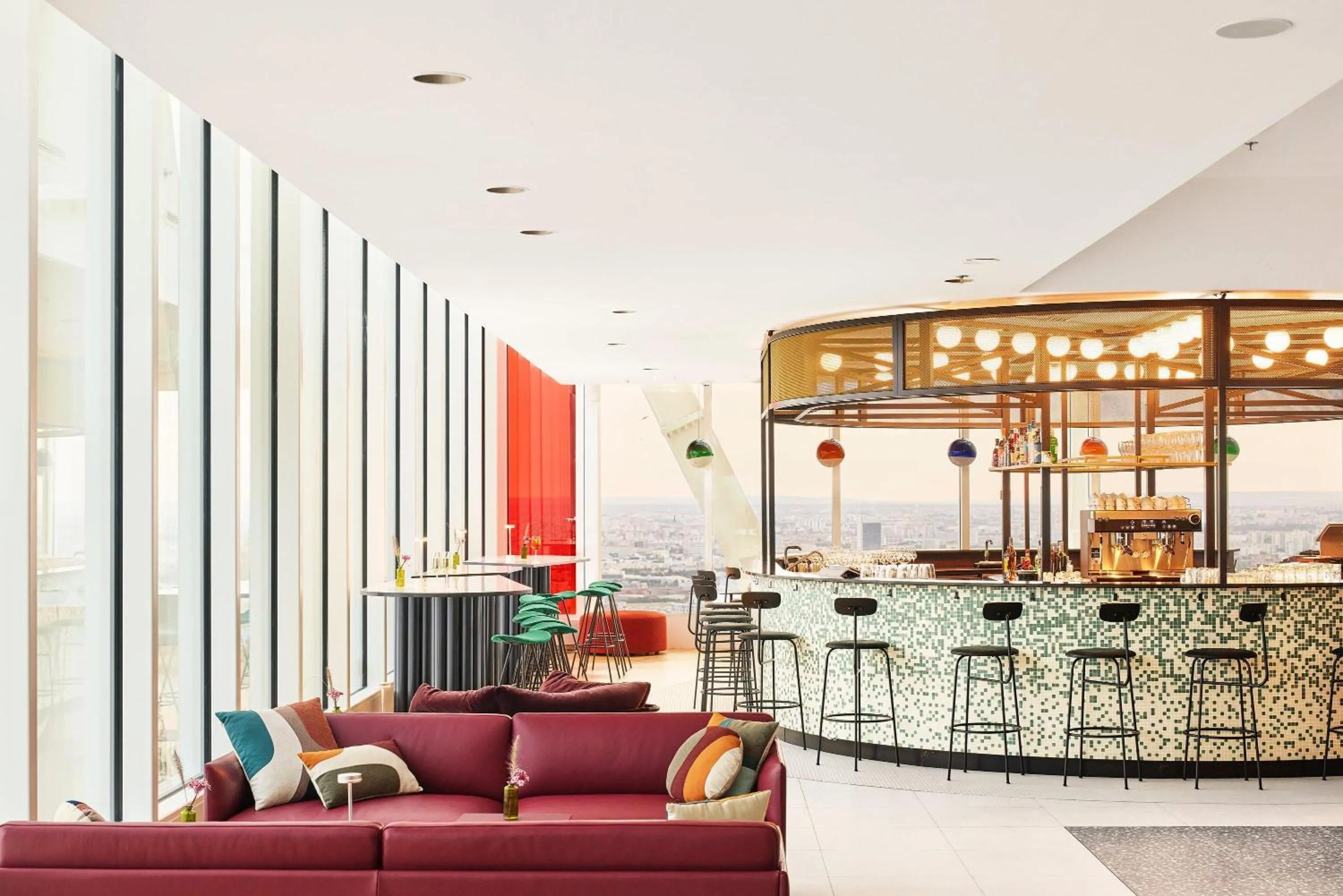 Lounge or bar in H4 Wyndham Paris Pleyel