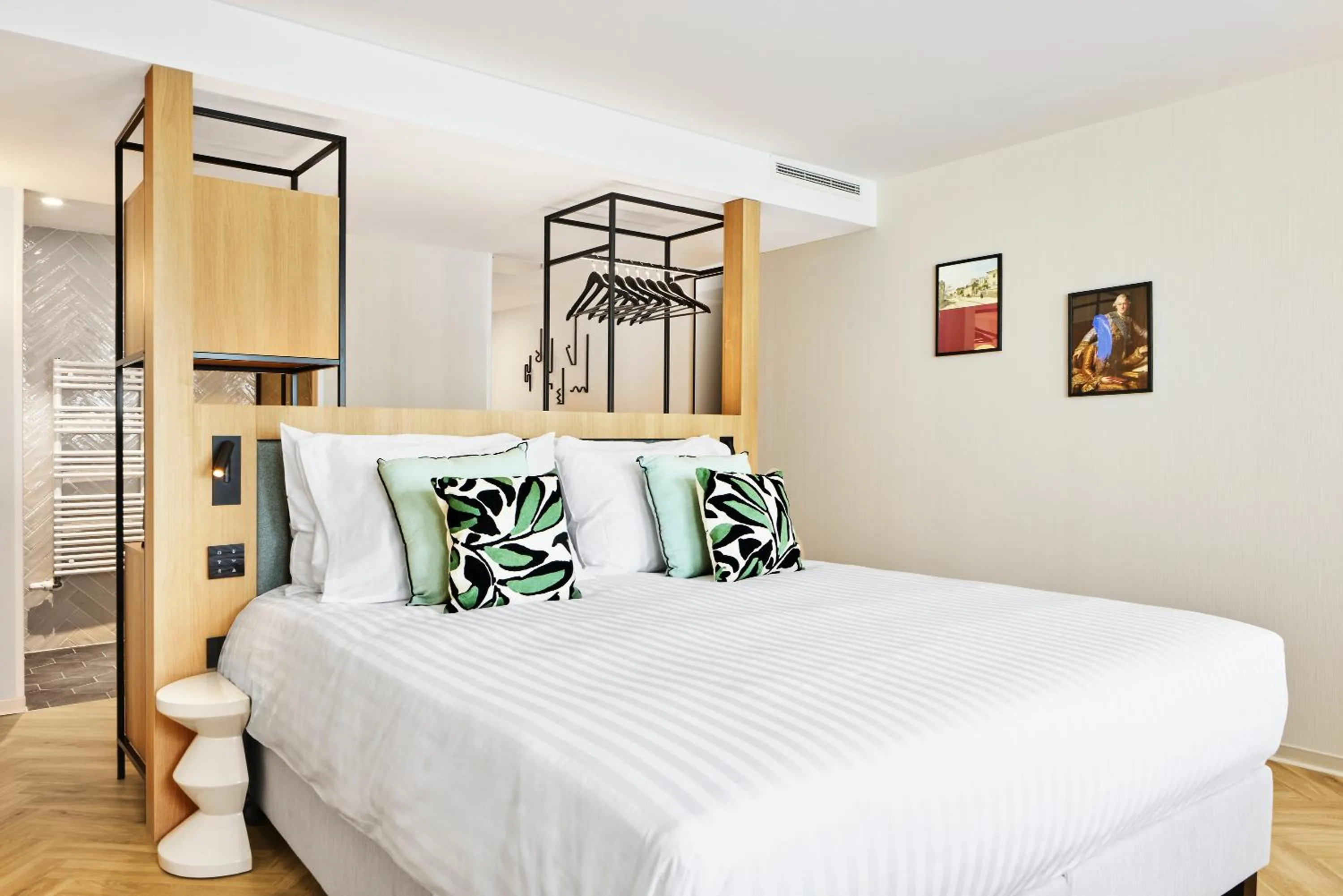 Bed in H4 Hotel Wyndham Paris Pleyel Resort