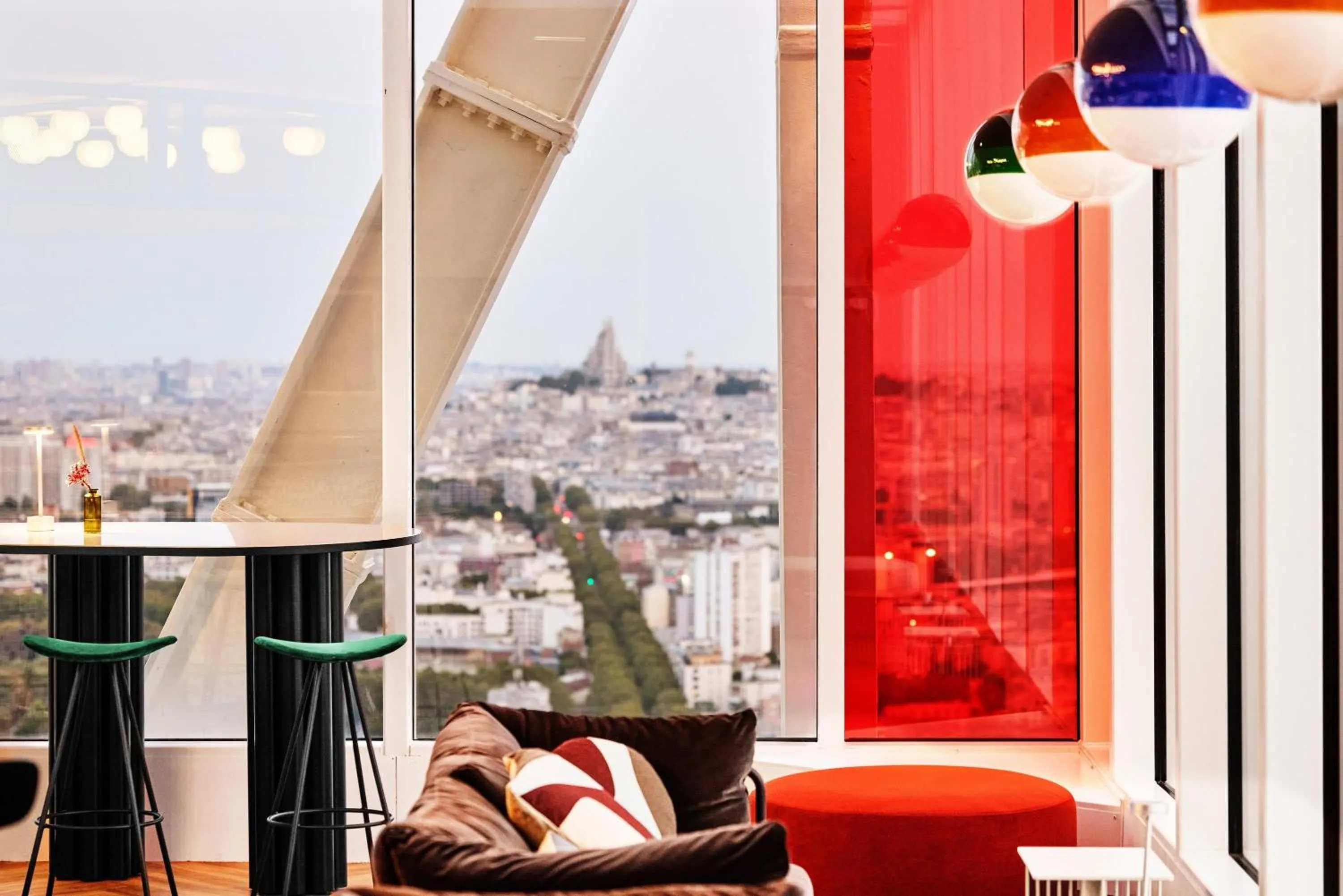 Lounge or bar in H4 Wyndham Paris Pleyel