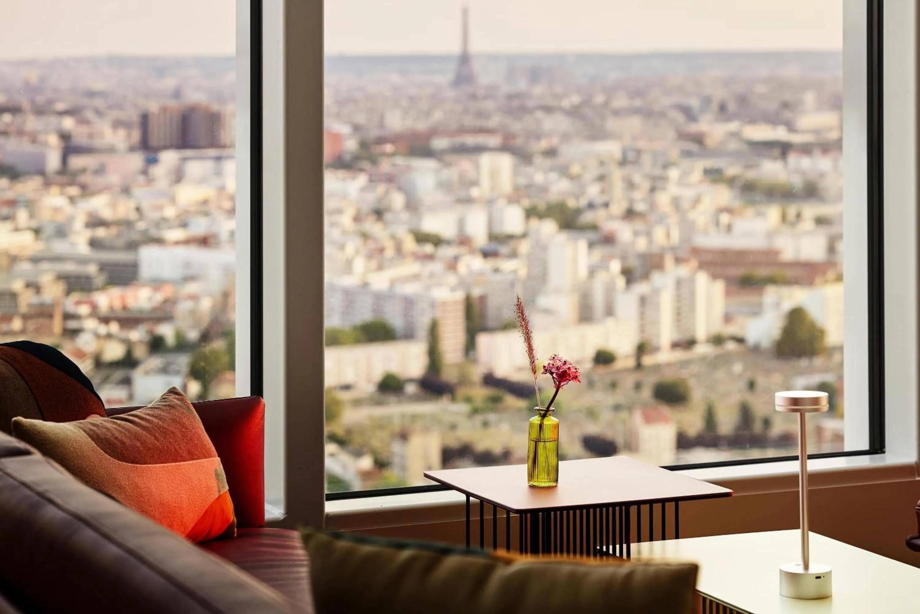 Lounge or bar in H4 Wyndham Paris Pleyel