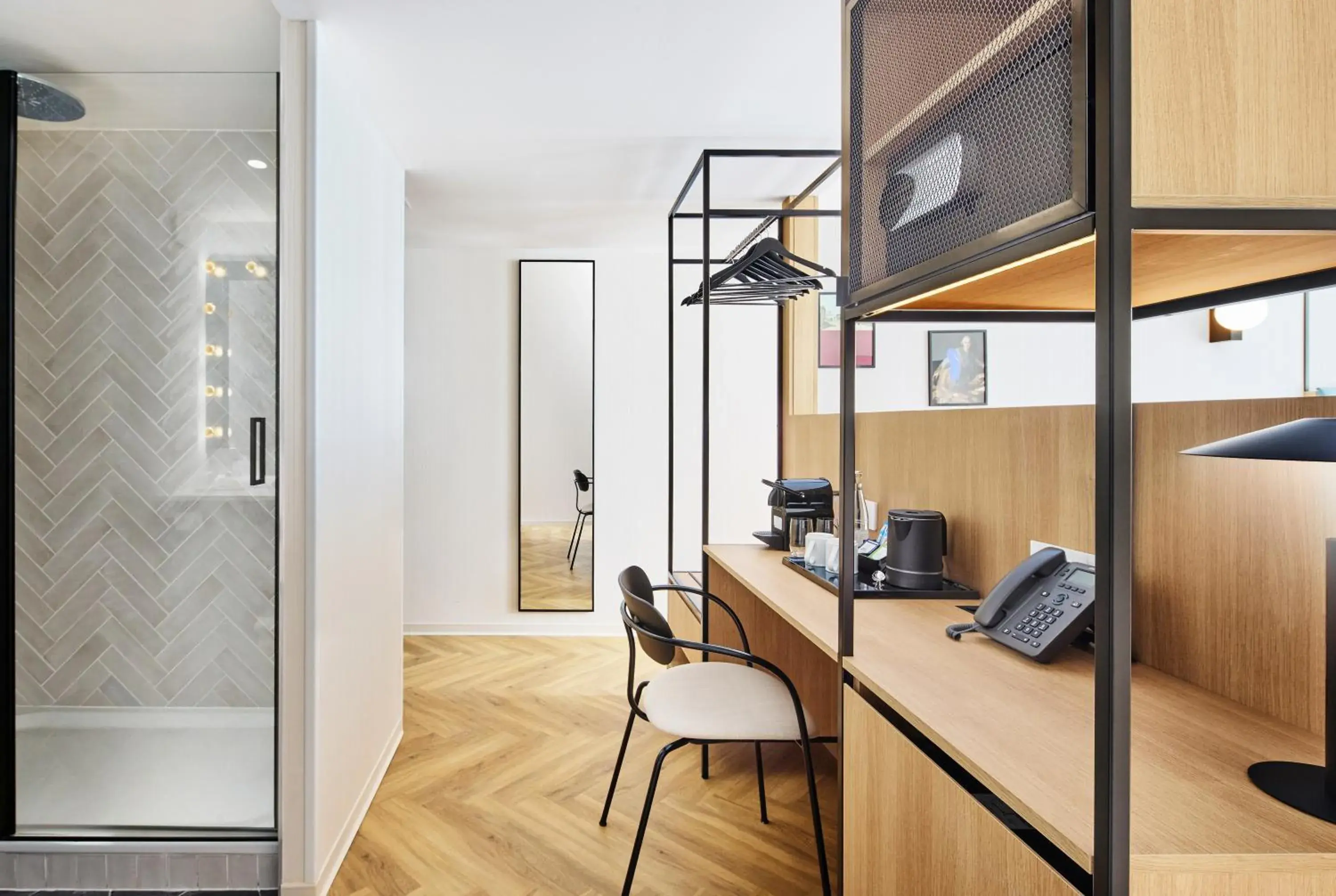 Shower, Bed in H4 Hotel Wyndham Paris Pleyel Resort Shower, Bed in H4 Hotel Wyndham Paris Pleyel Resort