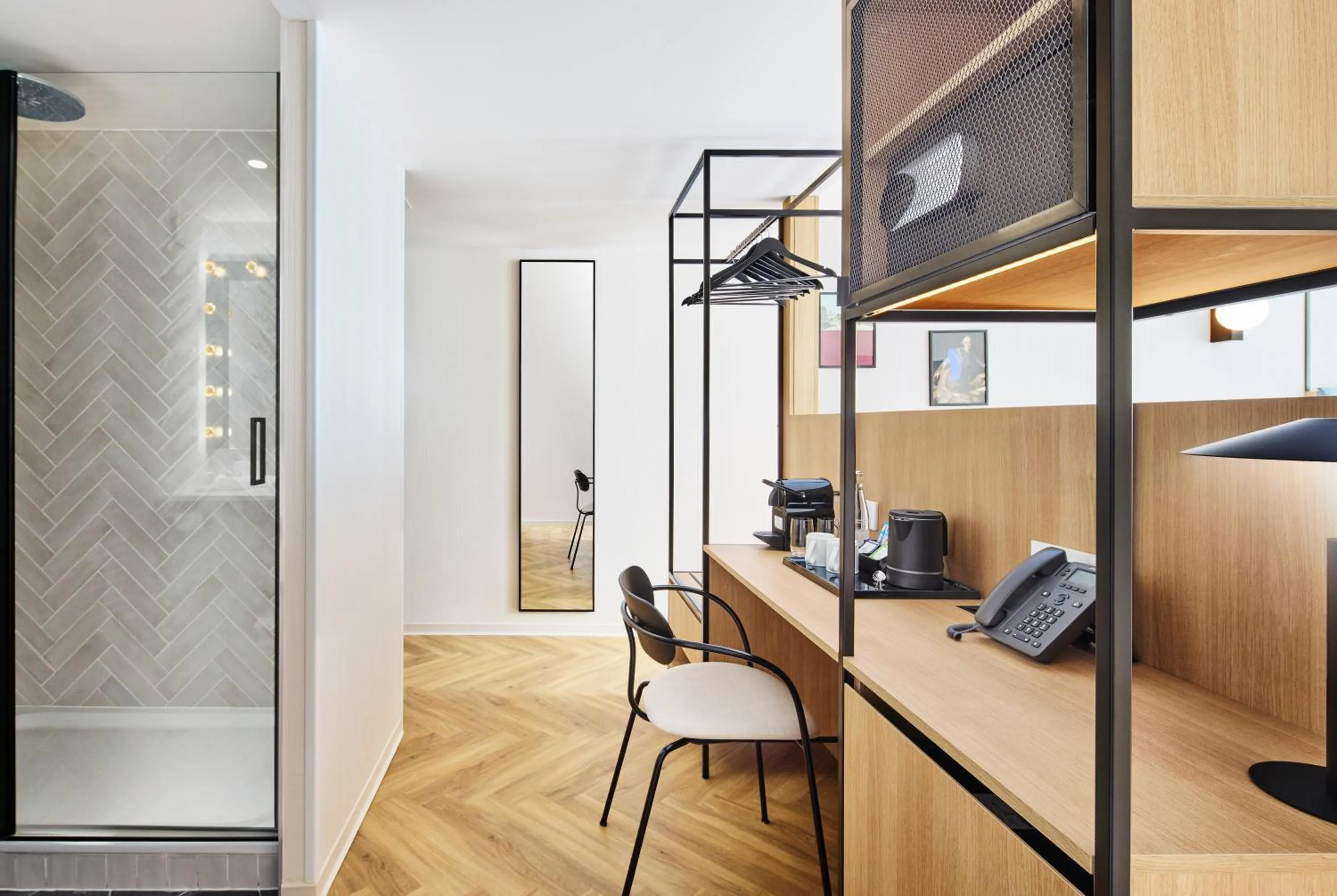 Shower, Bed in H4 Wyndham Paris Pleyel