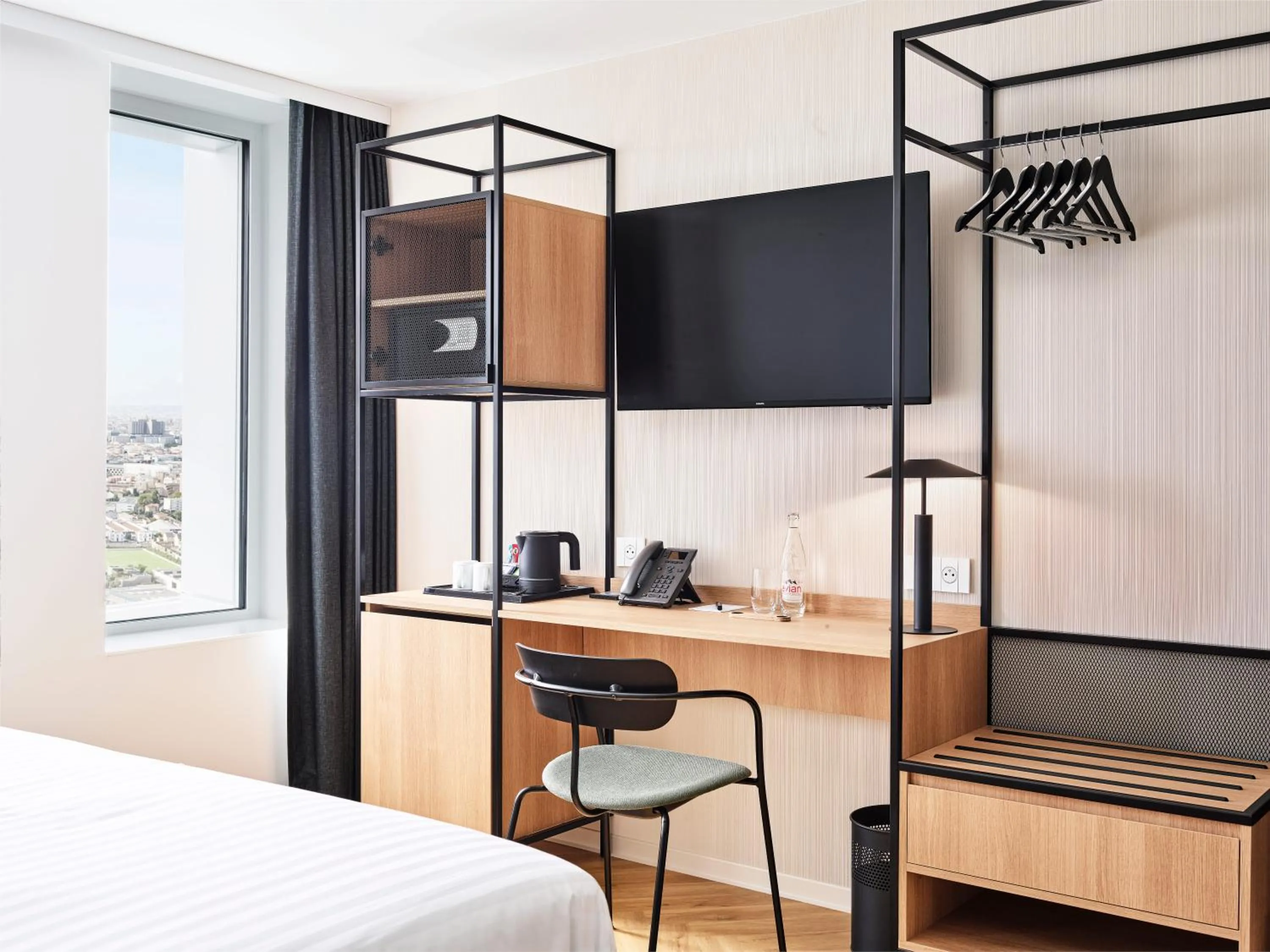 Seating area, Bed in H4 Wyndham Paris Pleyel