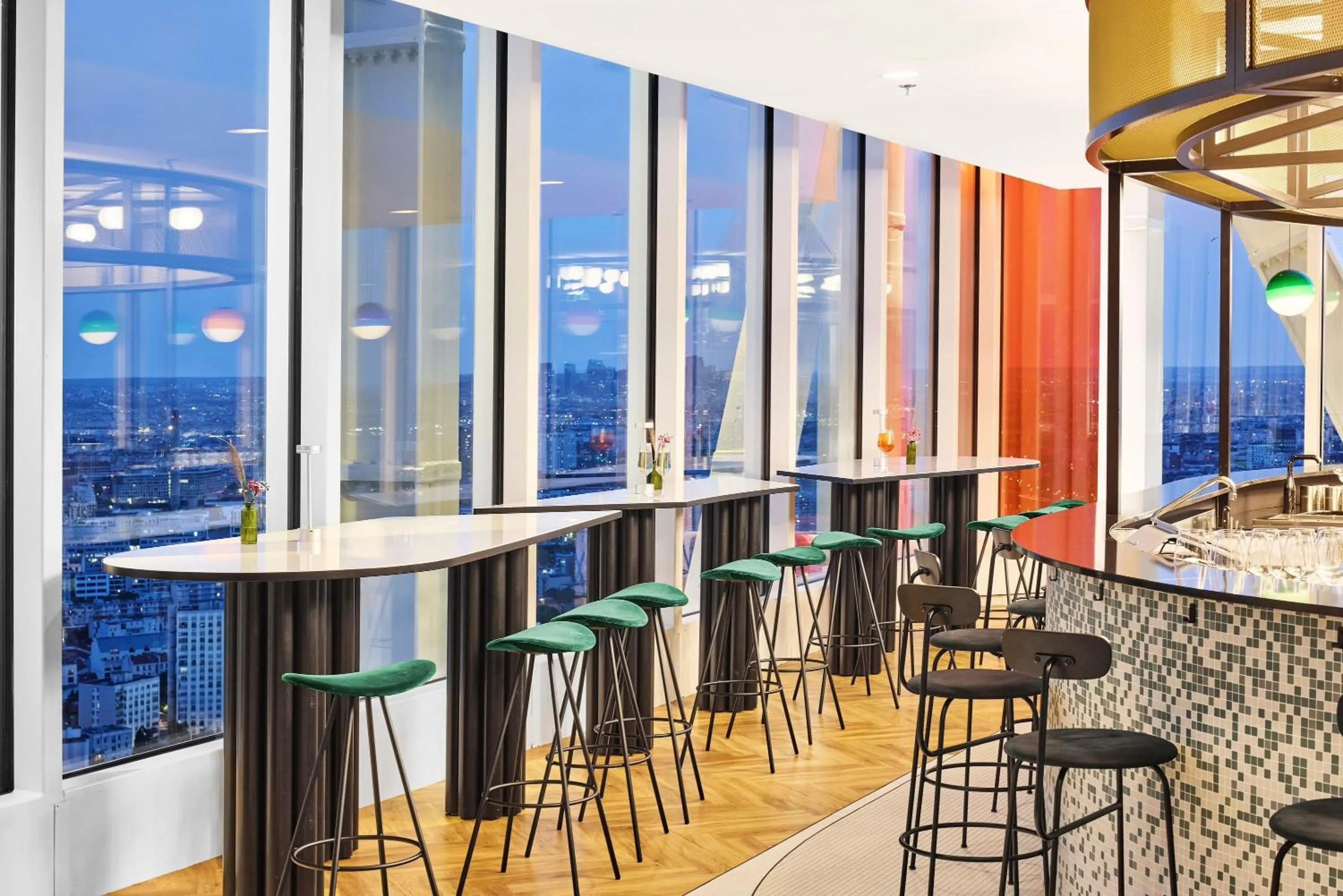 Lounge or bar in H4 Wyndham Paris Pleyel