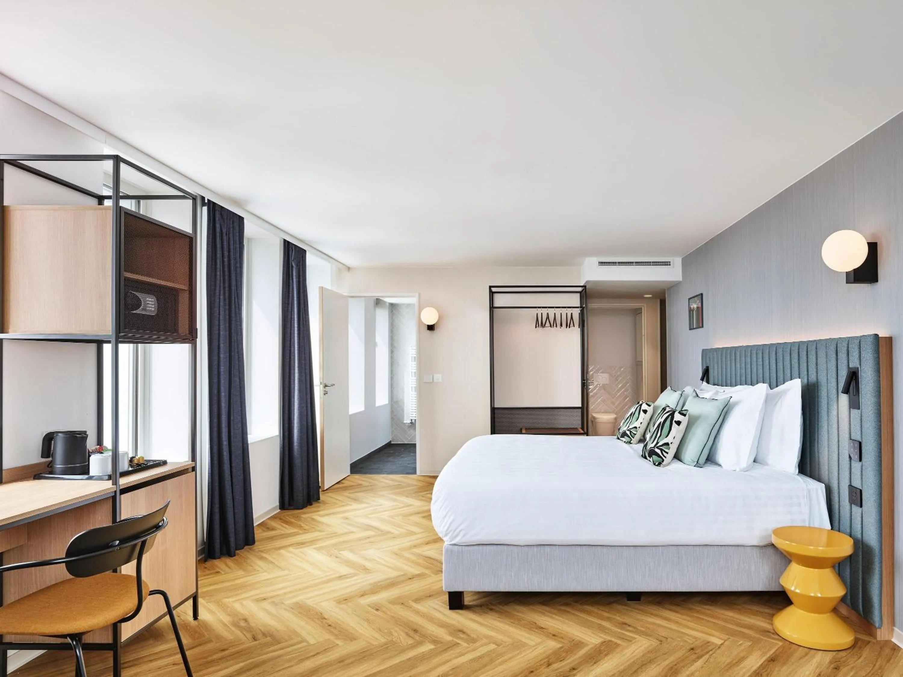 Photo of the whole room, Bed in H4 Wyndham Paris Pleyel