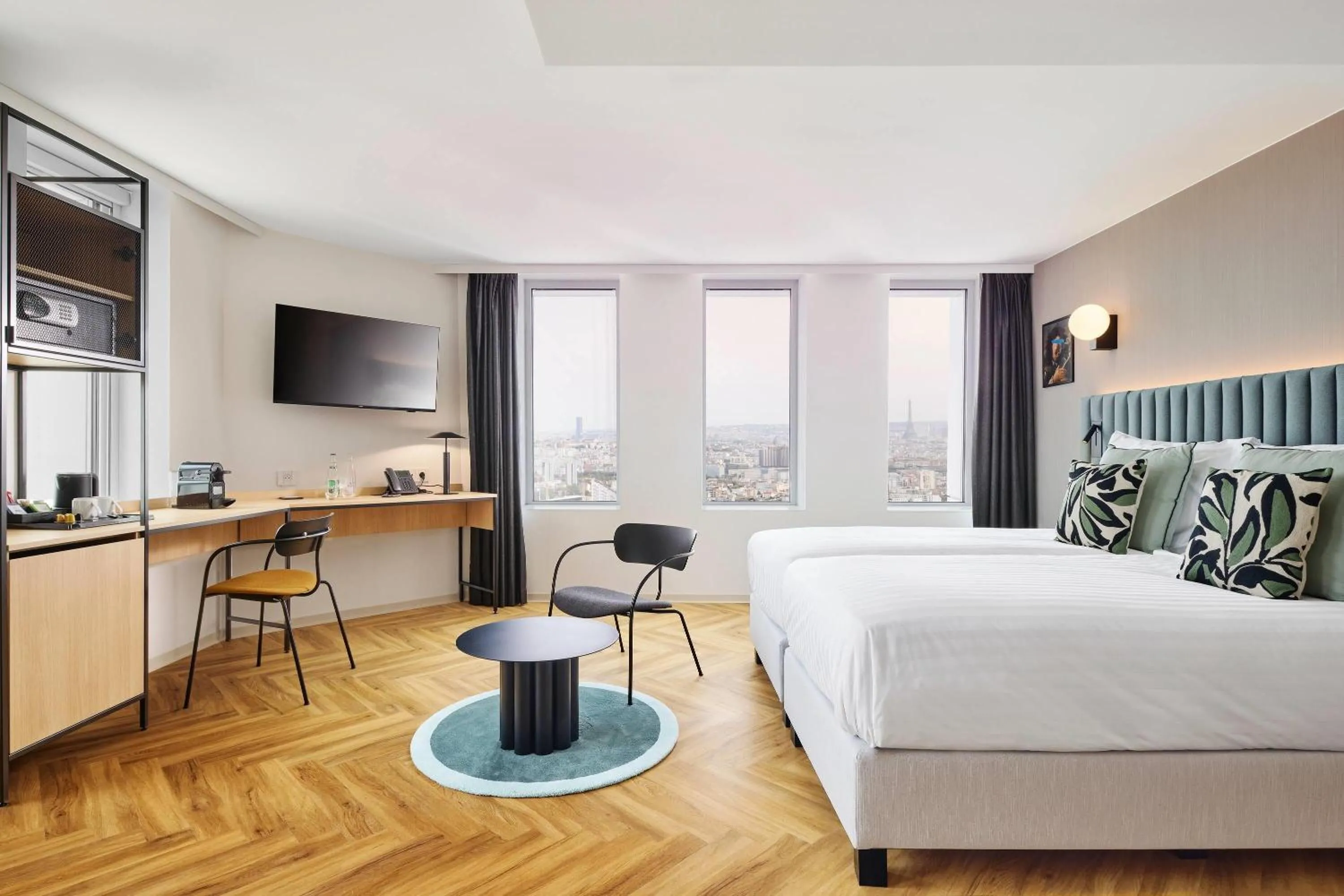 Photo of the whole room, Bed in H4 Wyndham Paris Pleyel