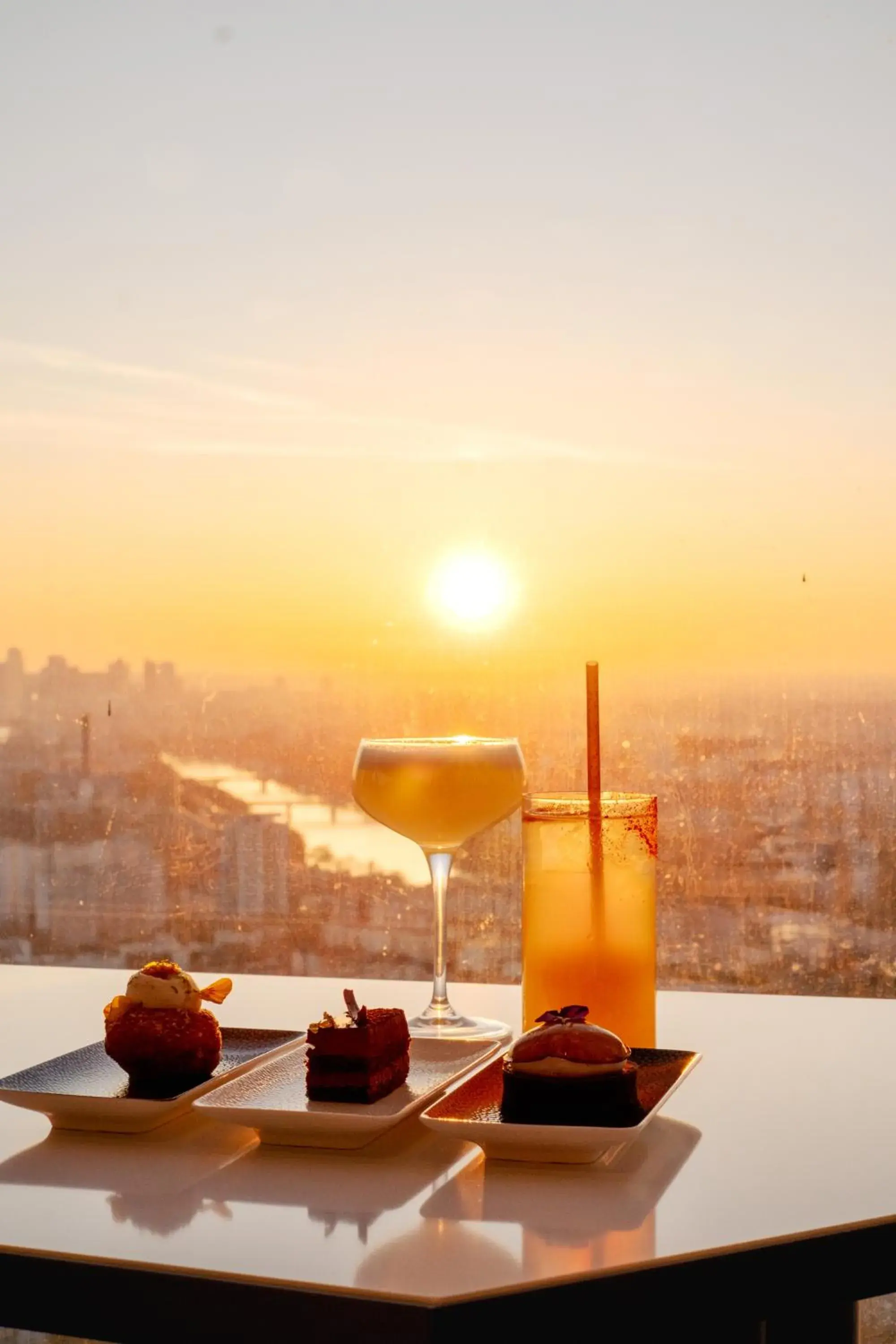 Lounge or bar in H4 Hotel Wyndham Paris Pleyel Resort Lounge or bar in H4 Hotel Wyndham Paris Pleyel Resort