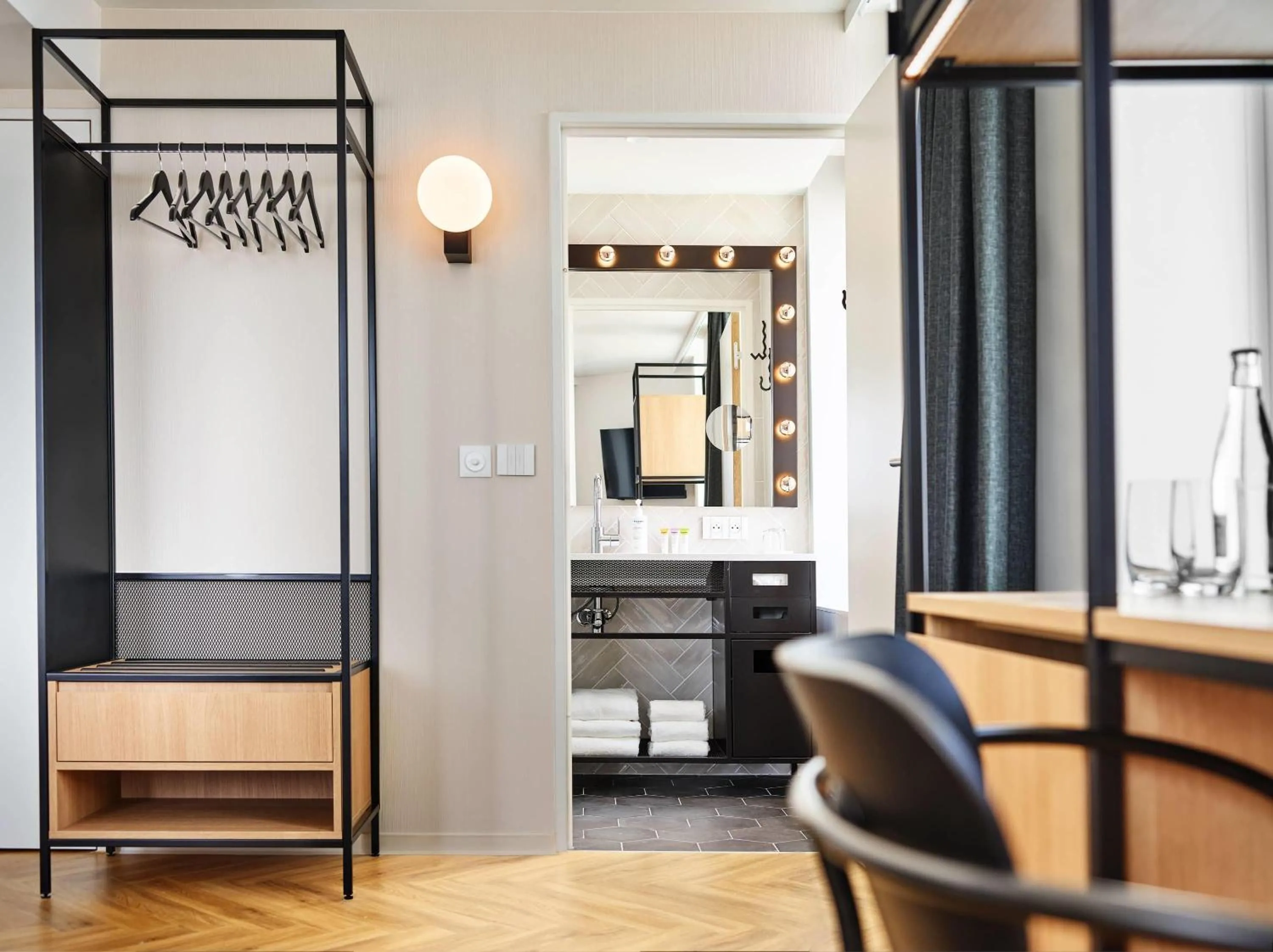Photo of the whole room in H4 Wyndham Paris Pleyel