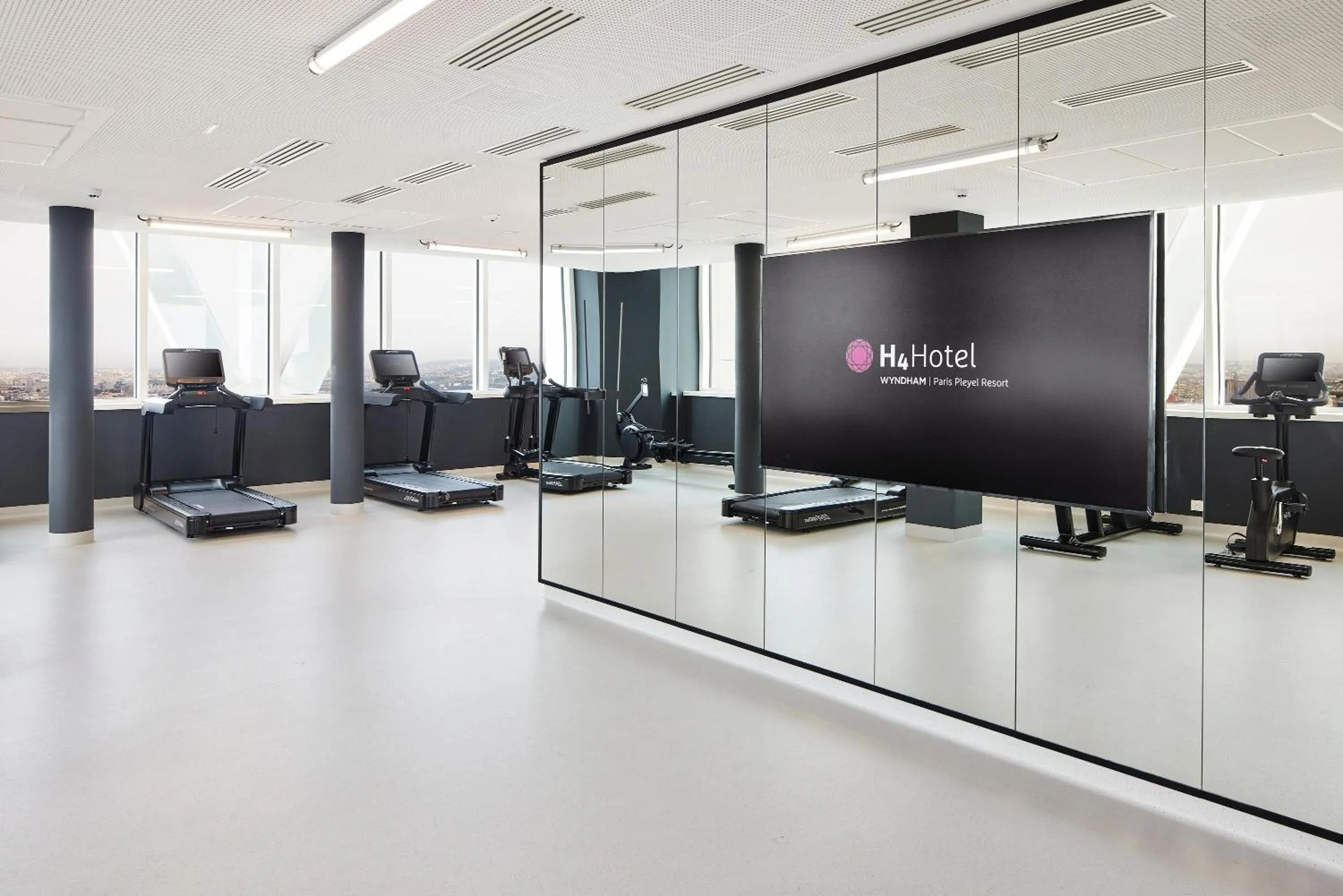 Fitness centre/facilities in H4 Wyndham Paris Pleyel