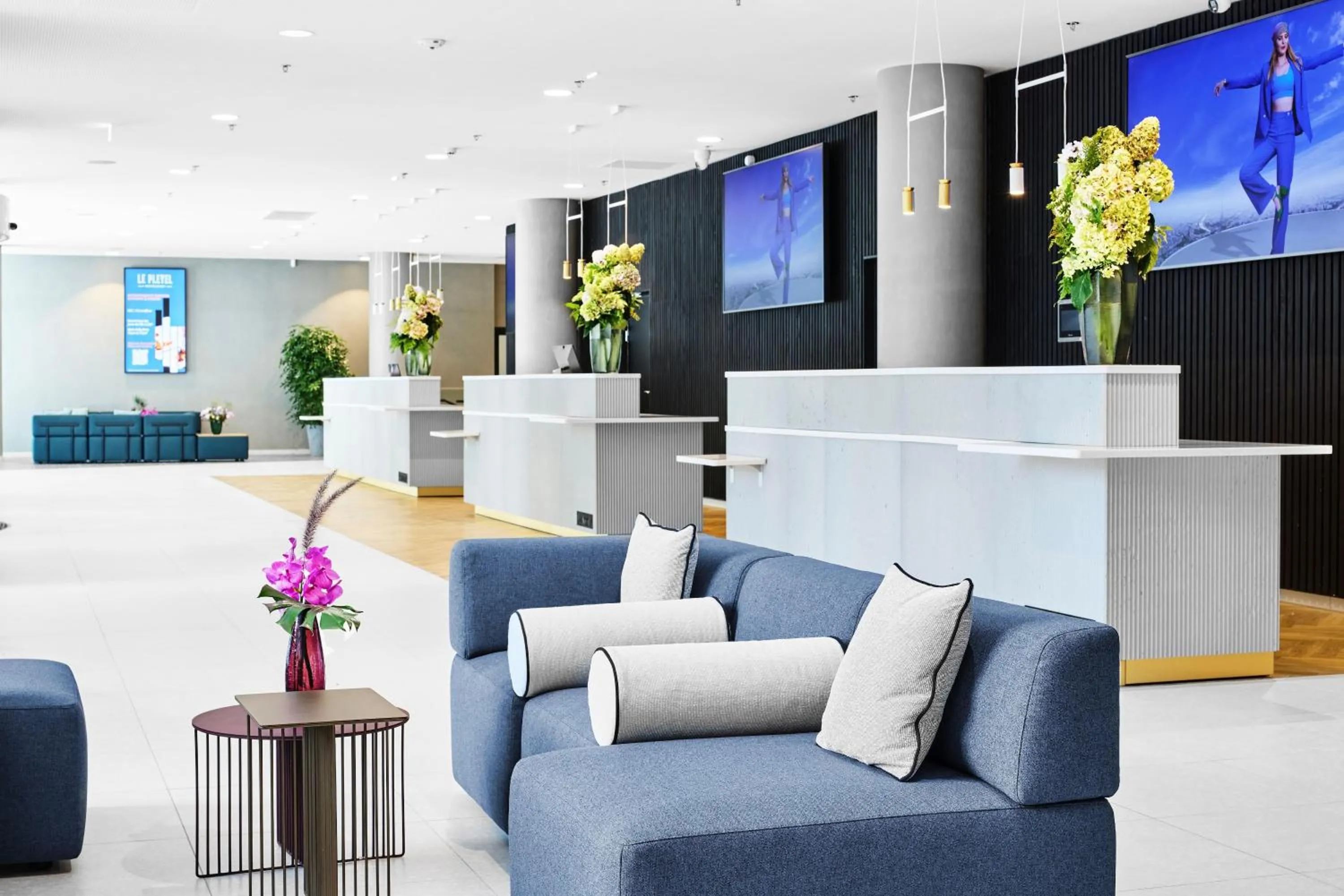 Lobby or reception in H4 Wyndham Paris Pleyel