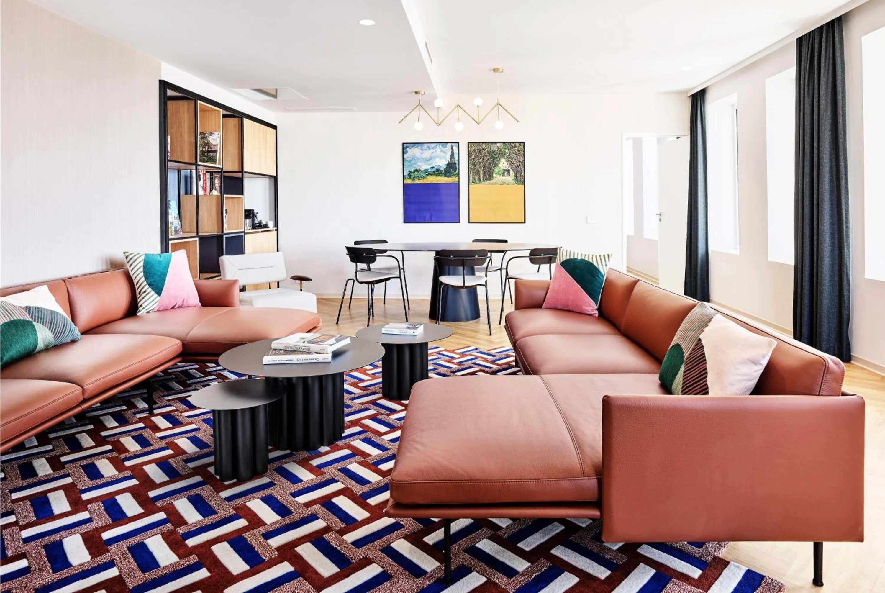 Photo of the whole room in H4 Wyndham Paris Pleyel