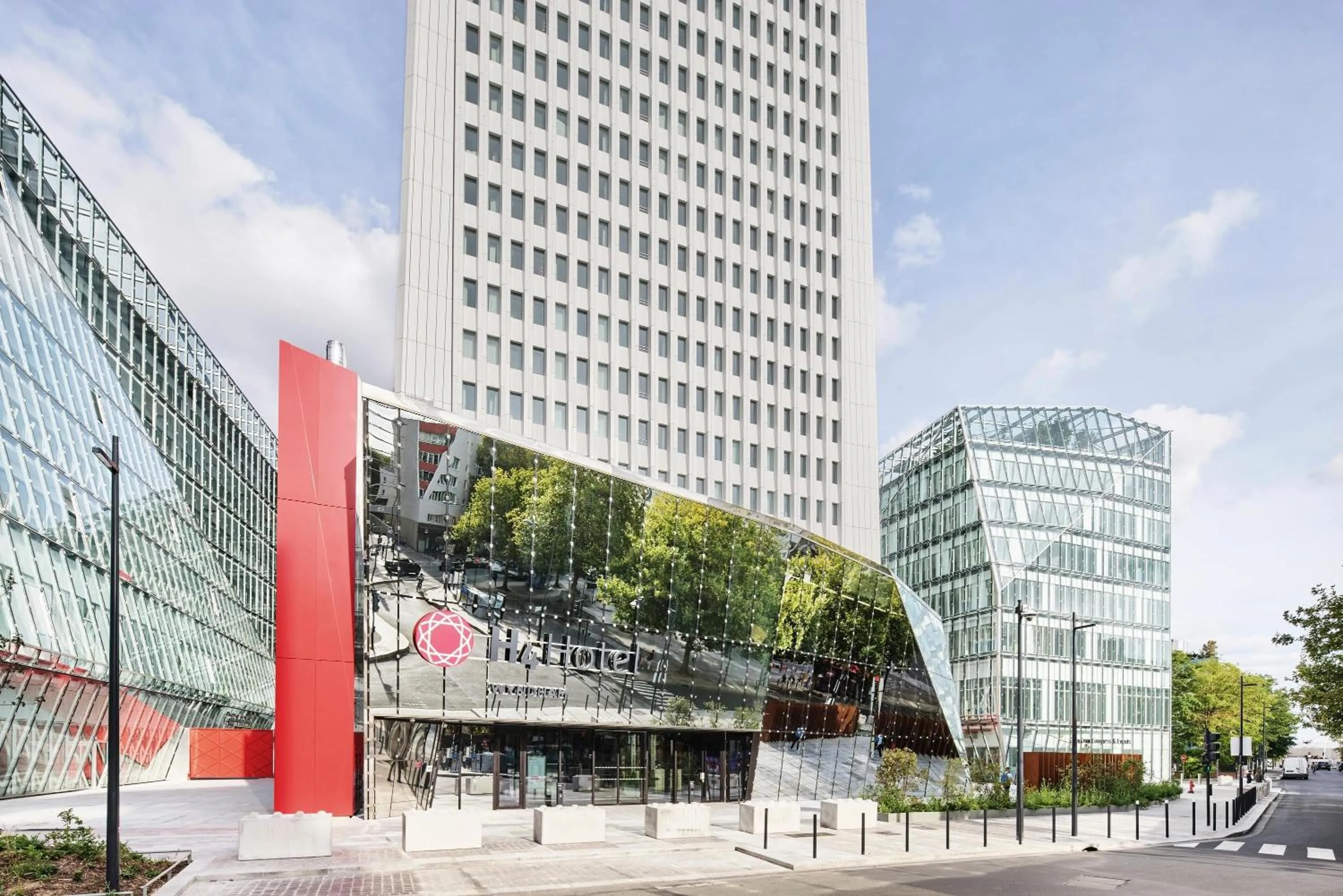 Property building in H4 Wyndham Paris Pleyel