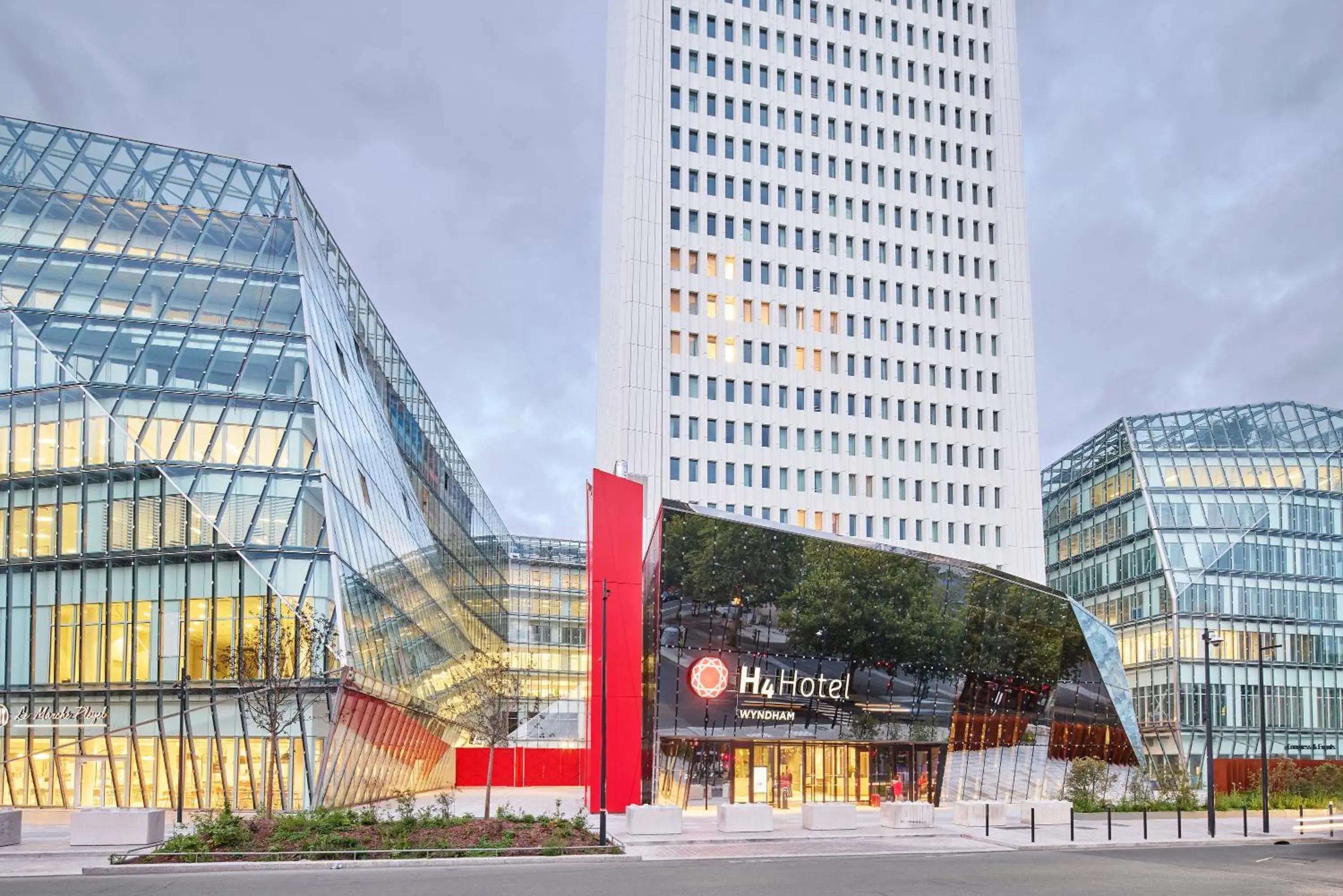 Property building in H4 Hotel Wyndham Paris Pleyel Resort Property building in H4 Hotel Wyndham Paris Pleyel Resort