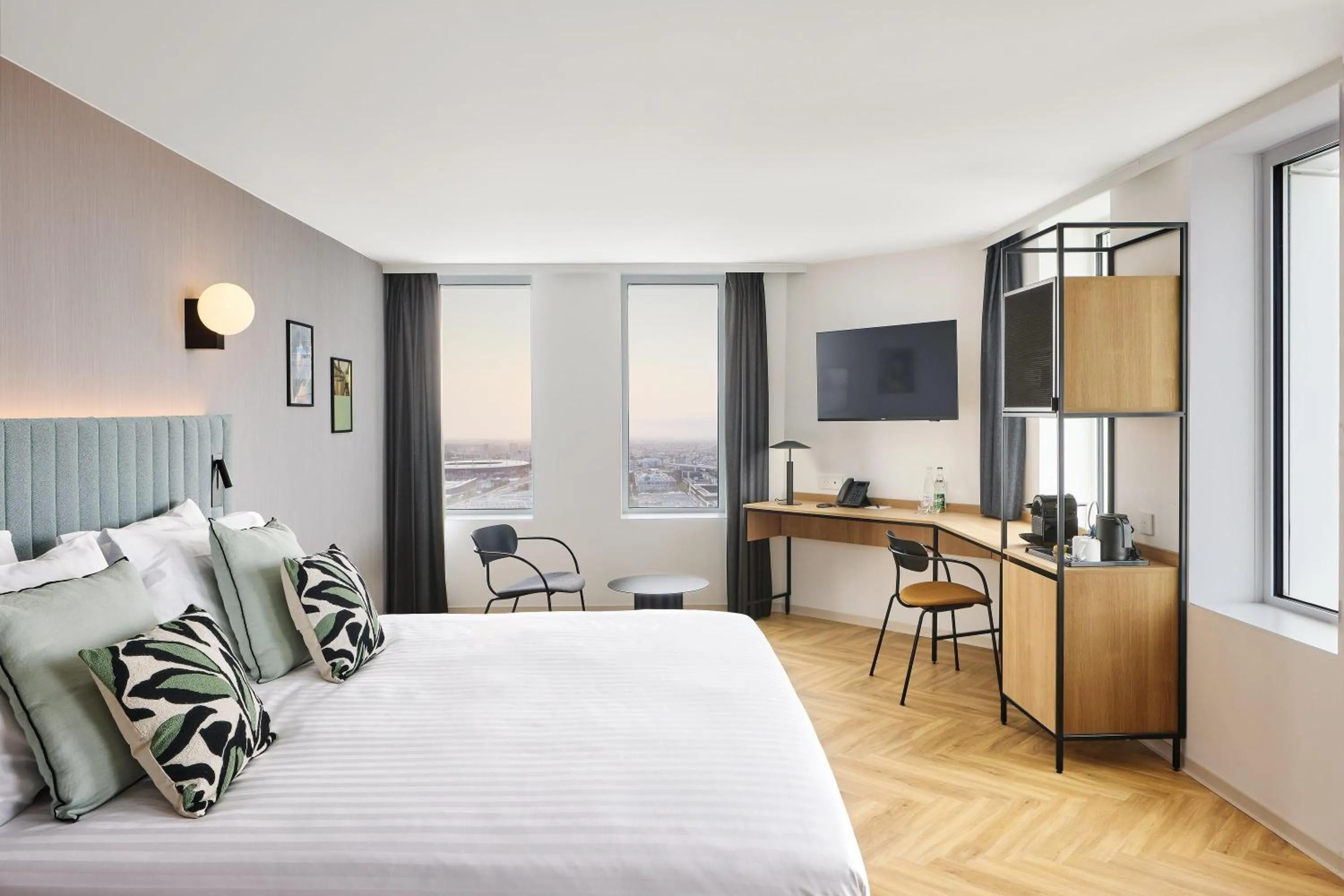 Photo of the whole room, Bed in H4 Wyndham Paris Pleyel