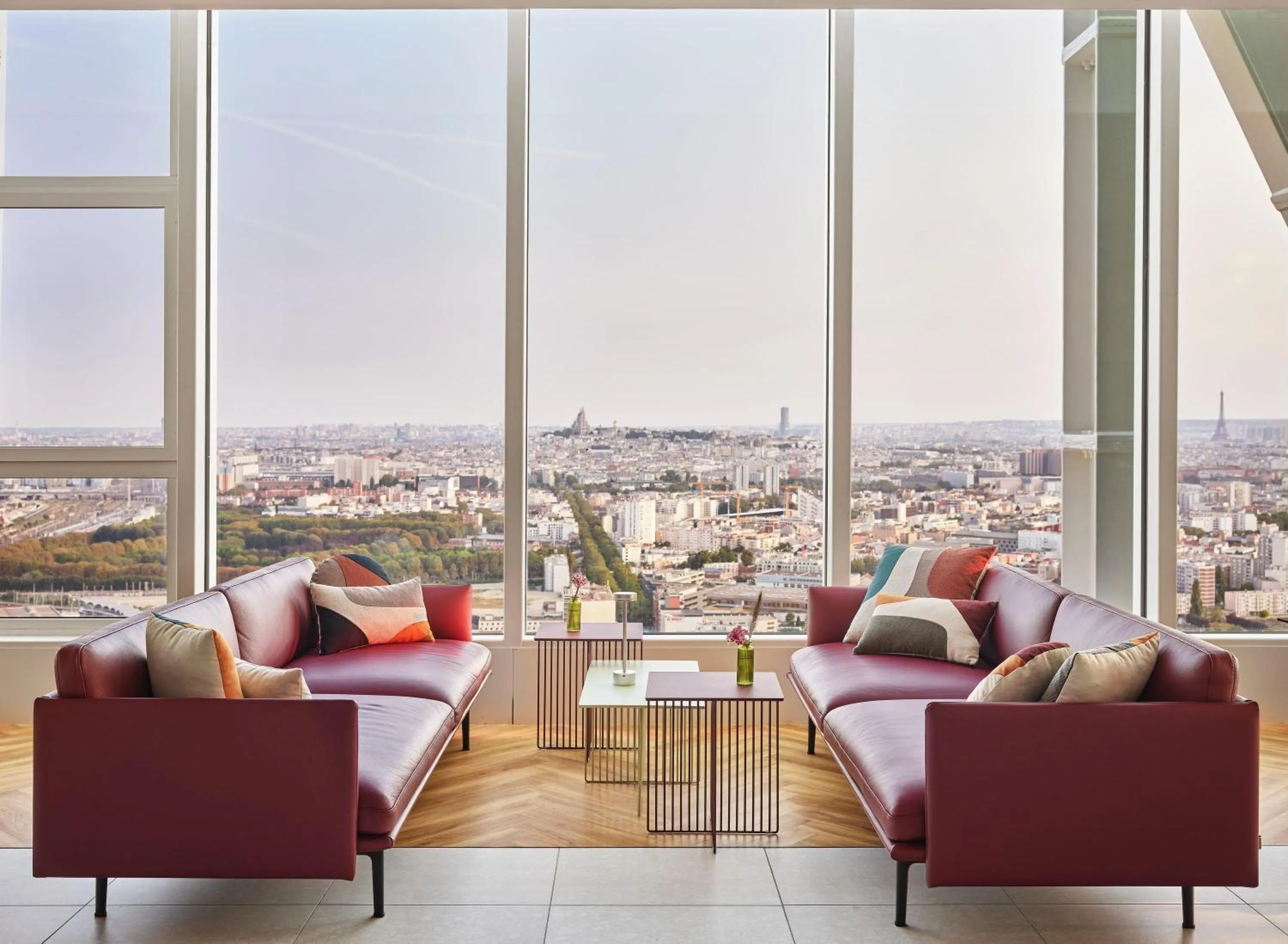 Lounge or bar in H4 Wyndham Paris Pleyel