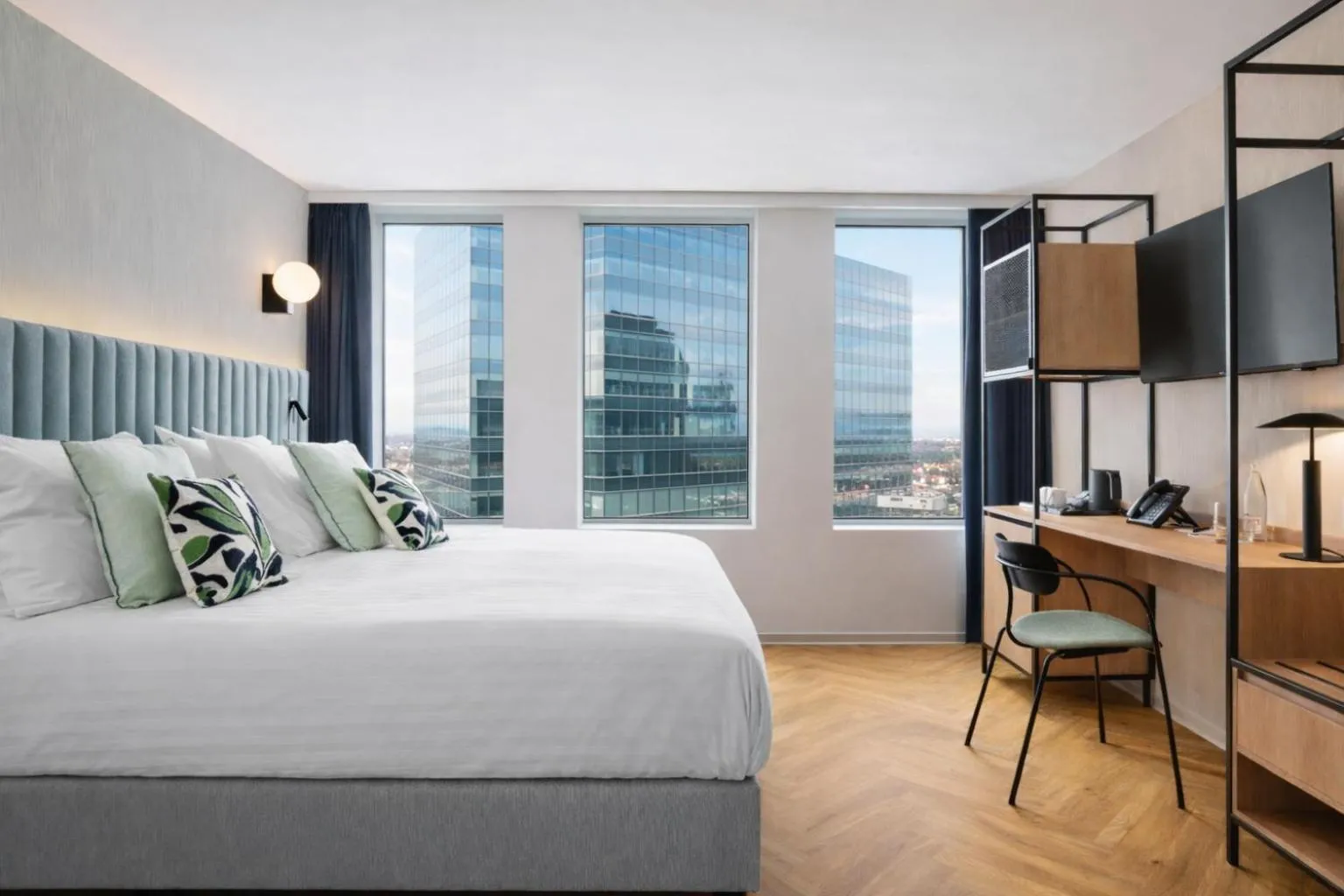 Bedroom, Bed in H4 Wyndham Paris Pleyel